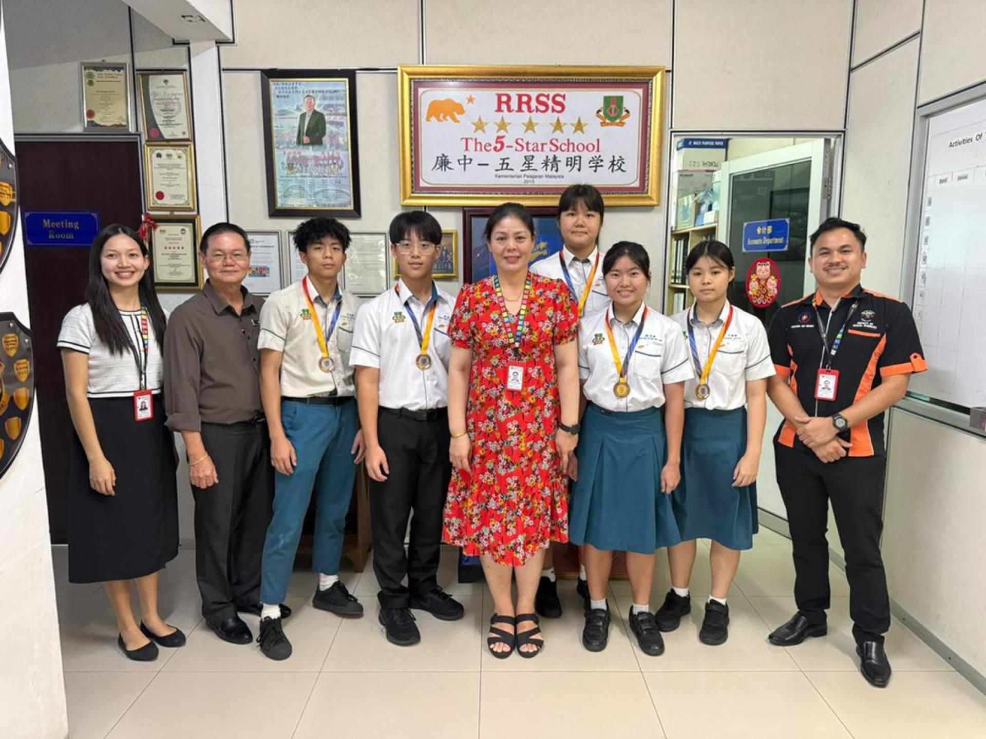 廉律中学羽球队在2026年羽球学联赛中再传佳音，多名健儿凭借坚定意志与默契配合，在激烈竞争中脱颖而出，勇夺佳绩，为校争光，充分展现廉中学子的卓越风采。廉中羽球健儿和领队老师李燕琪和杰克老师，与江佩娟校长及康亚雄副校长合影。