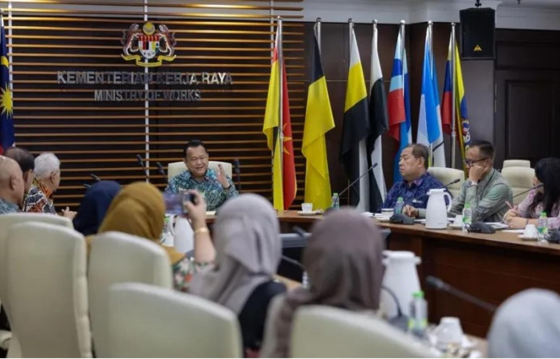 2026年4月23日，拿督斯里亚历山大南达（右4）与代表团在吉隆坡工程部会面。