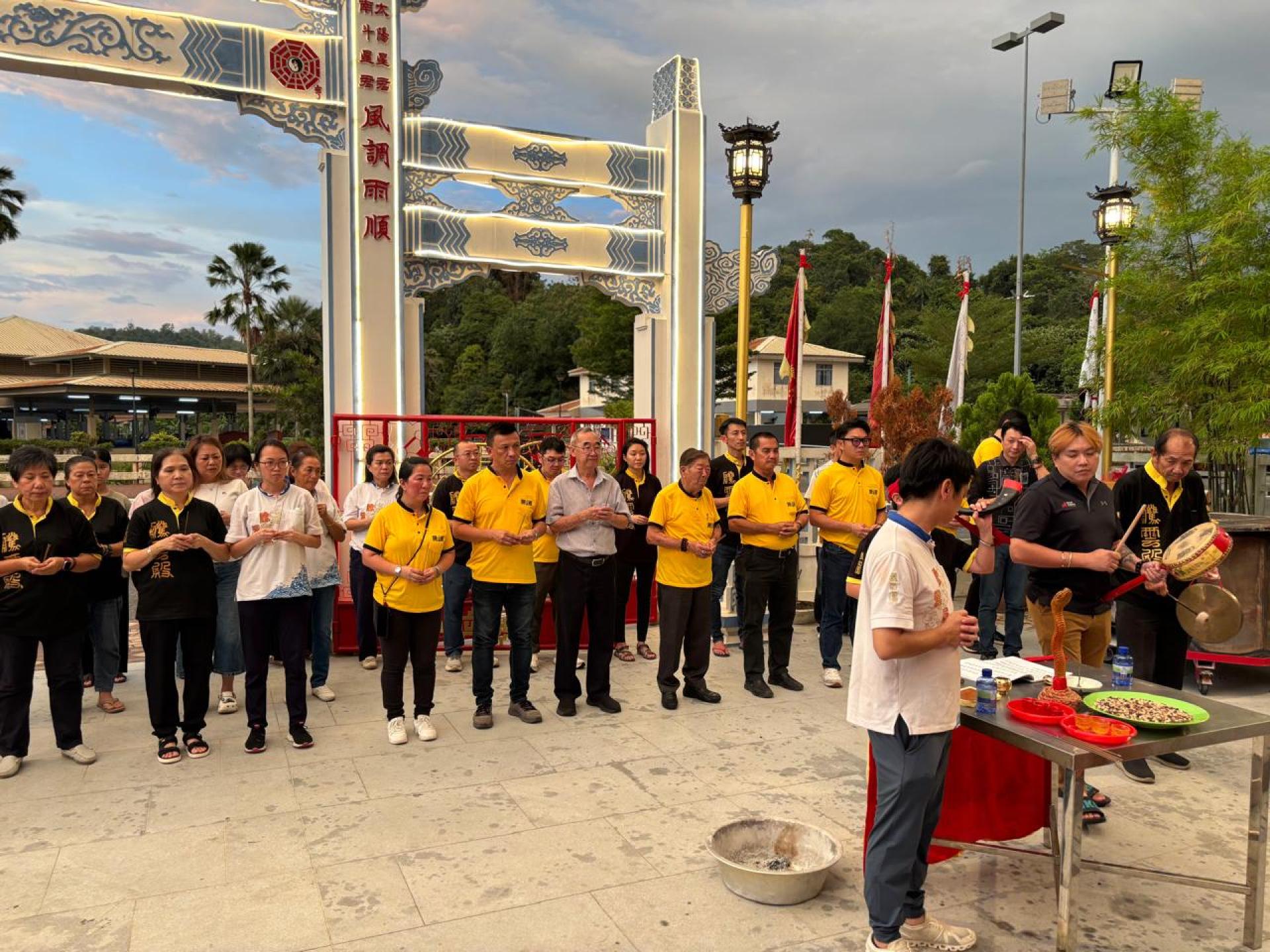 汶莱腾云殿董事长李永贞与该殿董事及法团人员进行拜祭