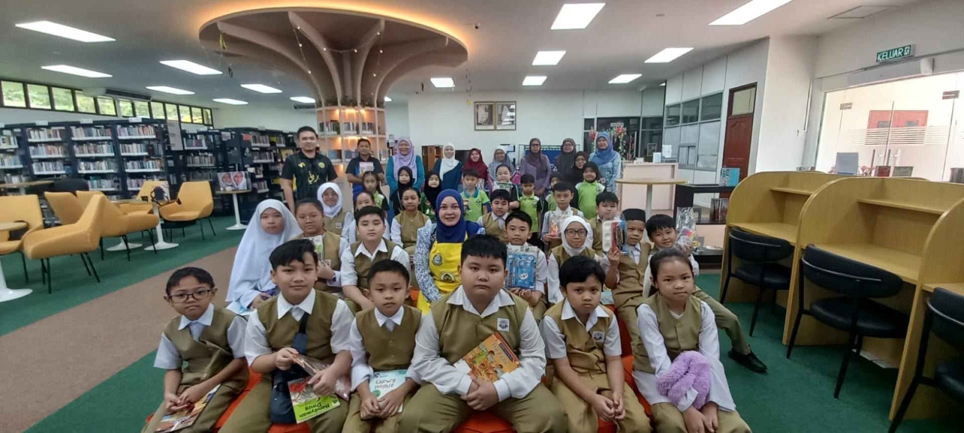 出席教育交流的学生合影