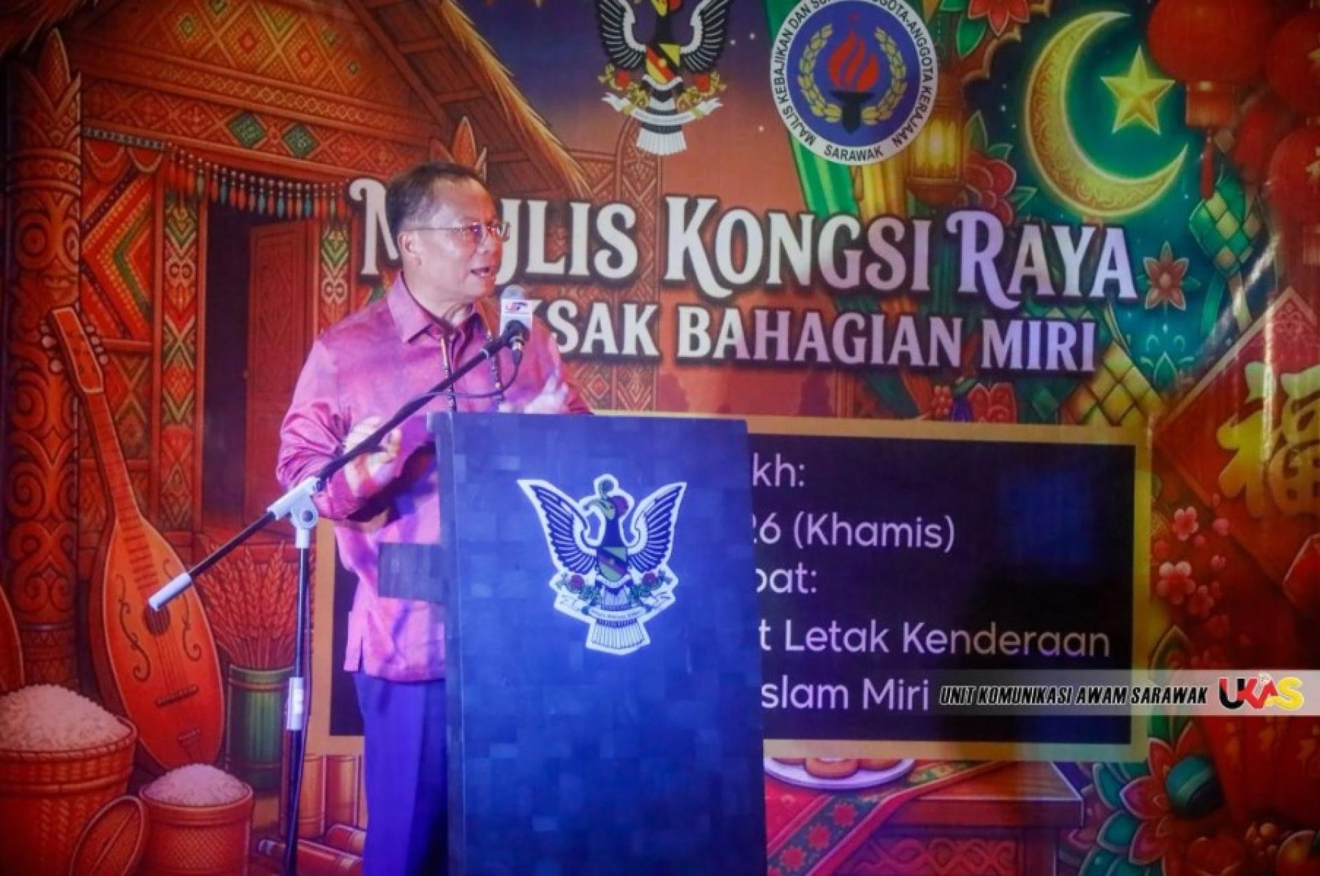 阿布巴卡在活动上致词。