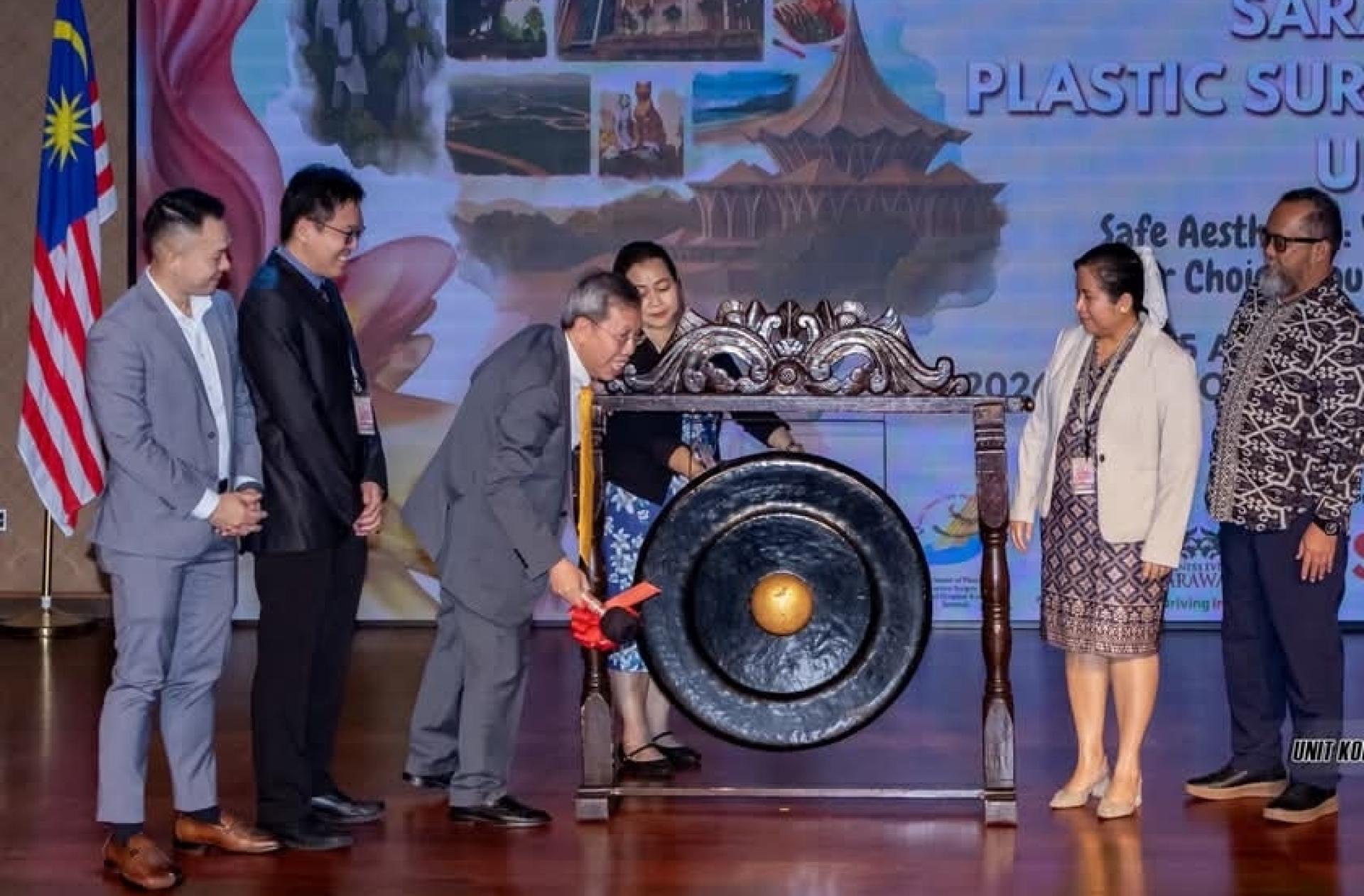 拿督阿玛沈桂贤主持开幕。