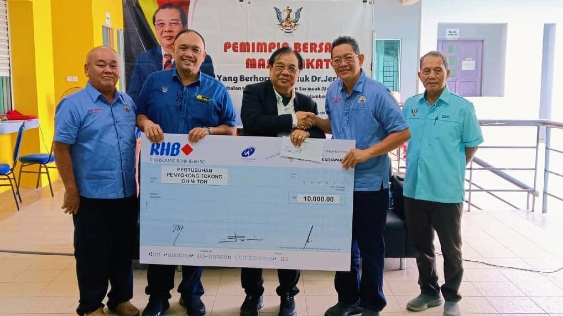 阿布巴卡在活动上致词。