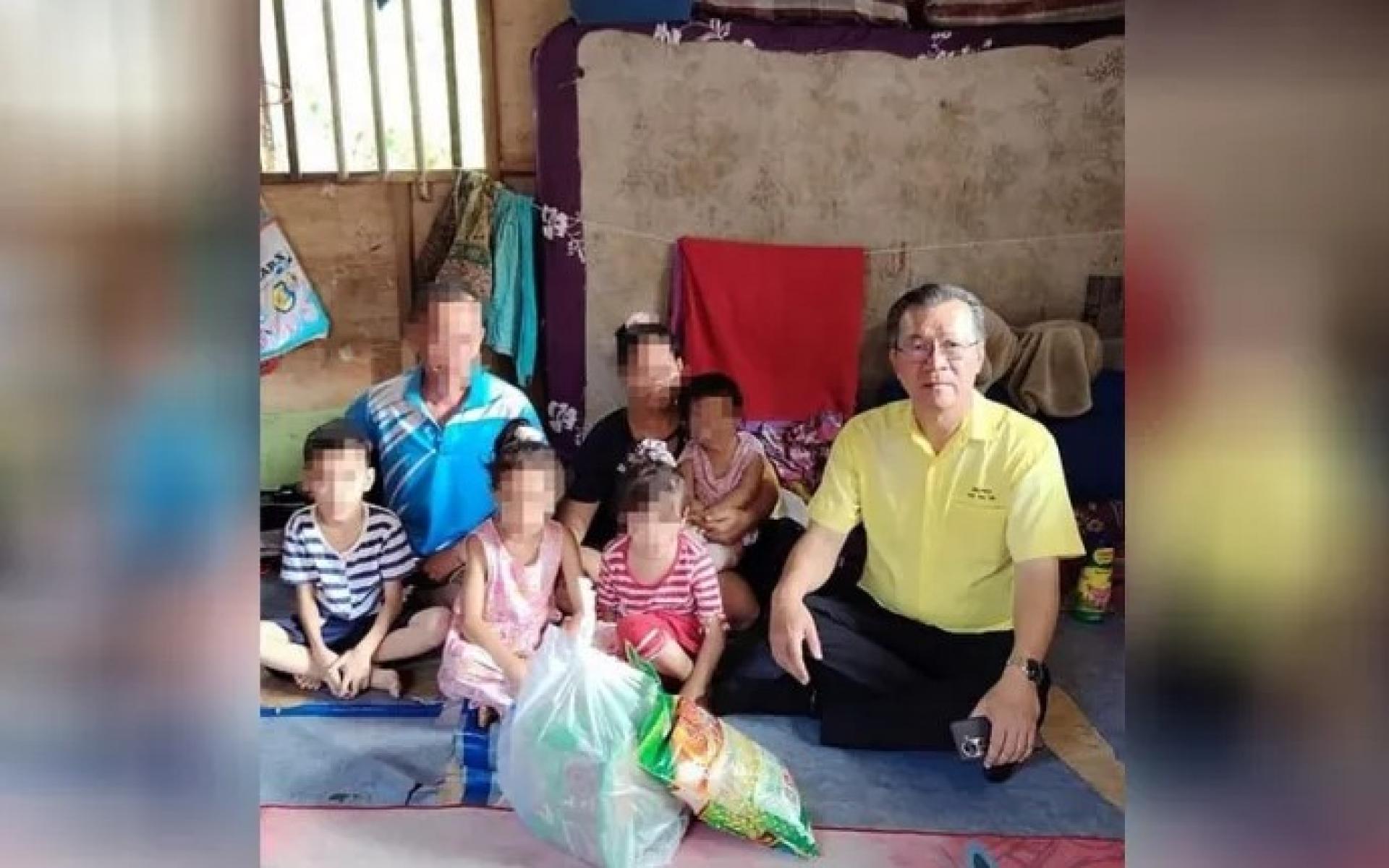 叶耀星（右）与事主及其家人合影。