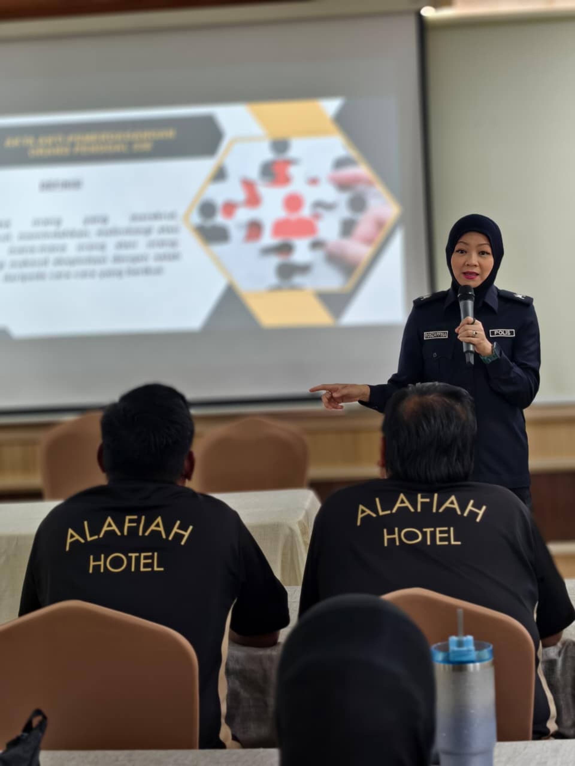 人口贩运调查组成员为出席者举行宣讲会