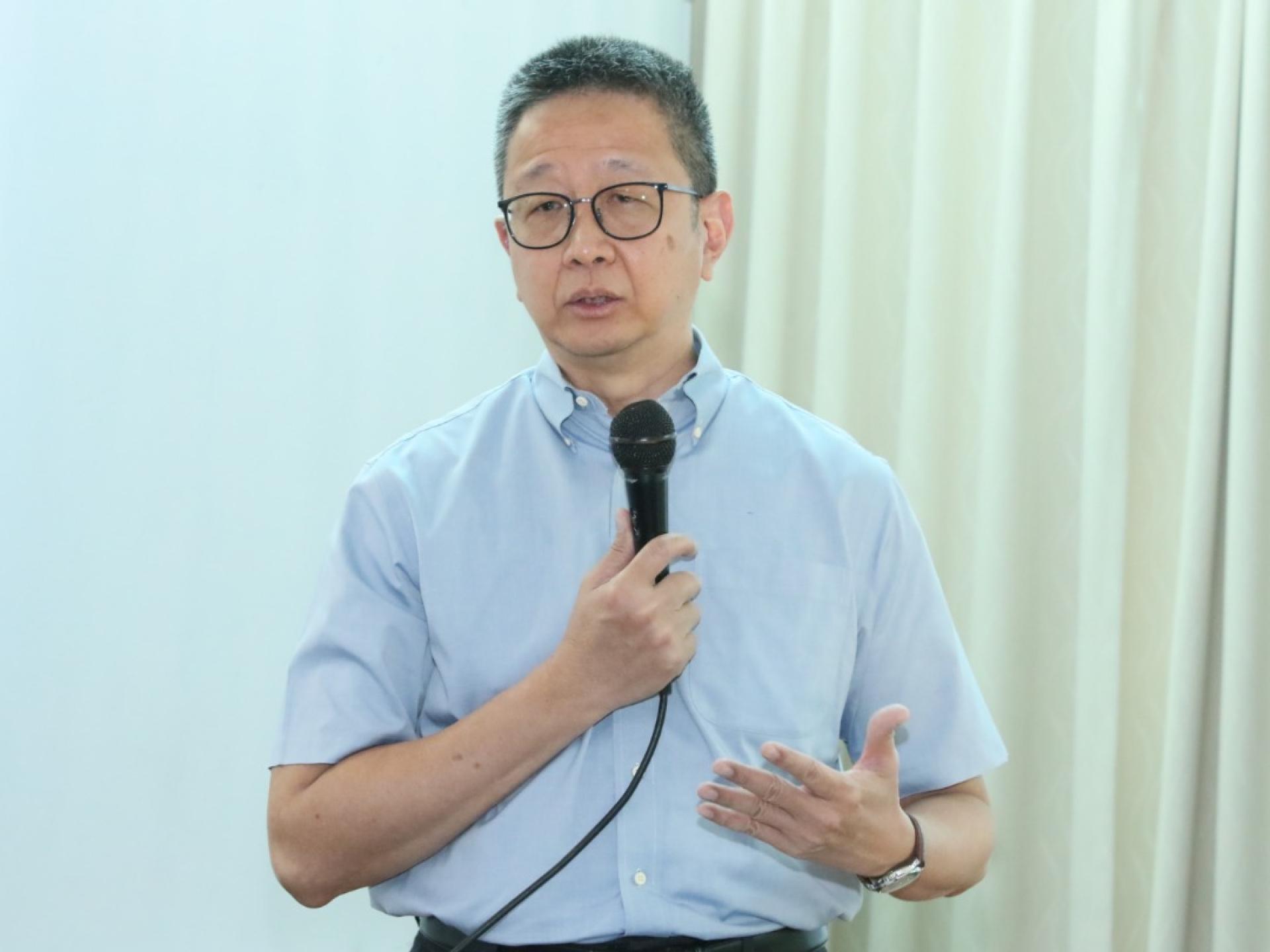 邓章钦认为，议员并不需要自我矮化去迎合无理取闹的莽来证明自己。