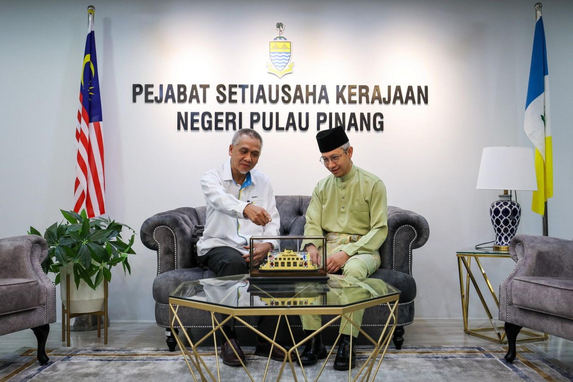 阿都哈林（右起）周四会晤槟州政府秘书祖基菲里隆，以商讨2026年国家记者日（HAWANA）庆典的筹备事宜。