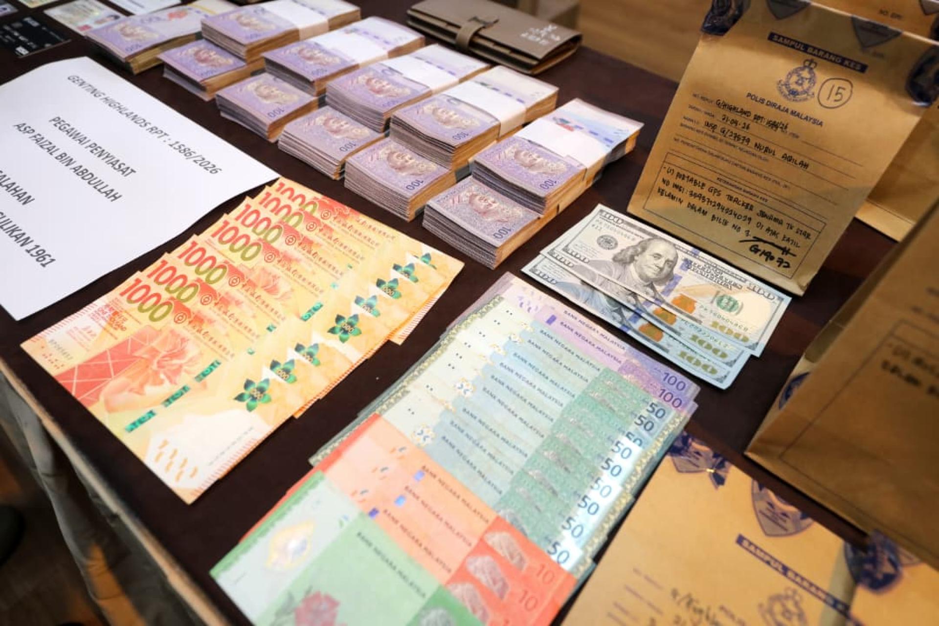 警方在行动中搜到大批钱财，包括马币、港币和美元现钞。