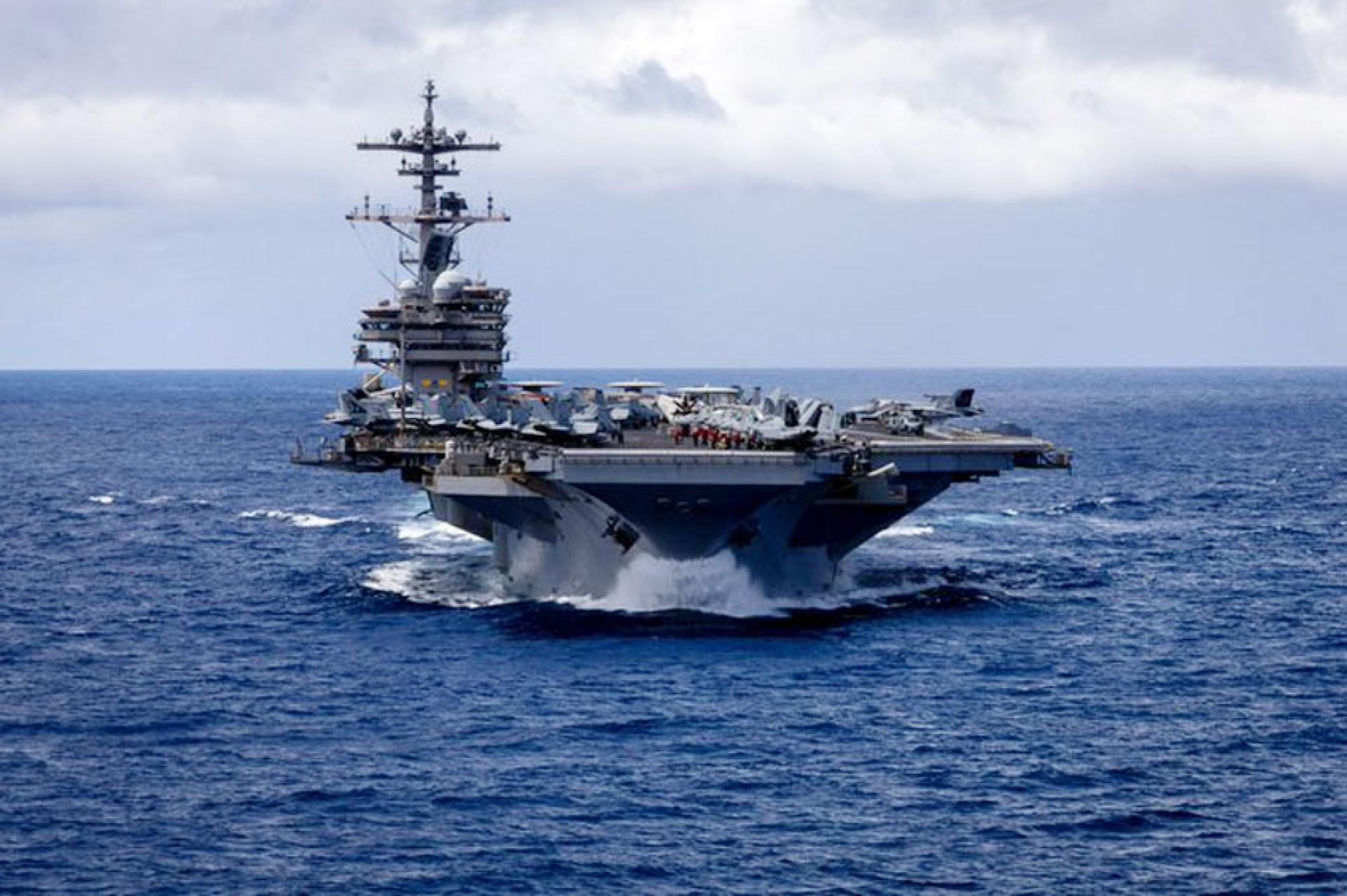 “布什”号航母。