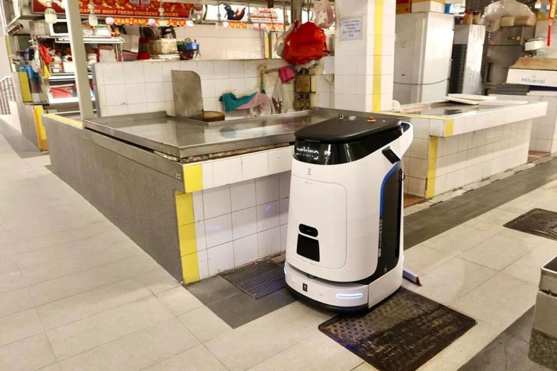 相比现在清洁工洗地的清洁模式，清洁机器人可以节约很多水、能保持地面干爽。