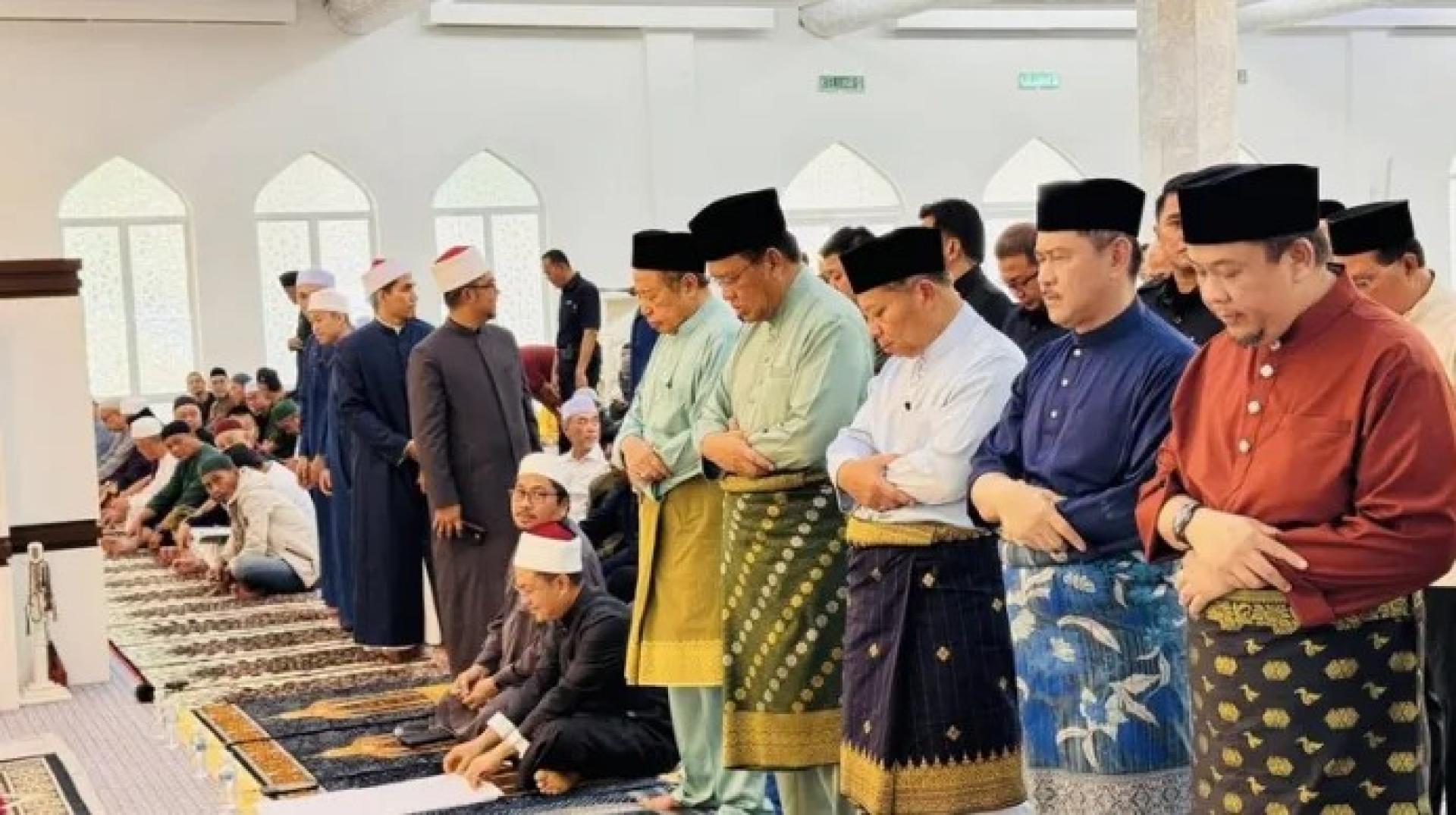 阿邦佐哈里（右5）于2026年4月24日在美里Masjid At-Taqwa履行周五祈祷。（图片：UKAS）