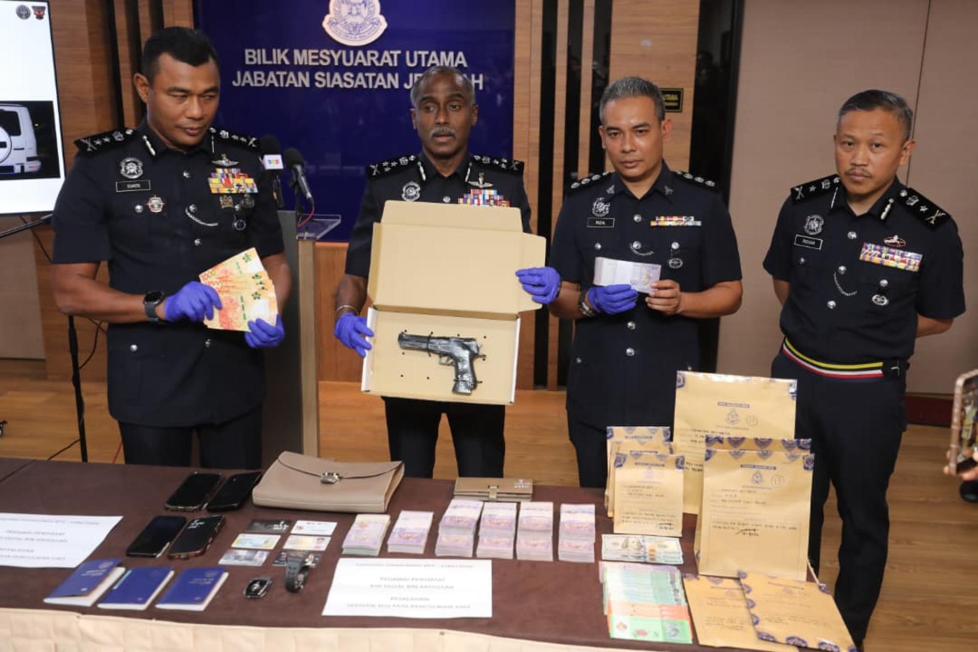 我国警方在结束调查“匿马10年韩籍通缉犯被绑架”案后，将会把肉票交给国际刑警处理；图为M古马在记者会上展示警方起获的大批证物。