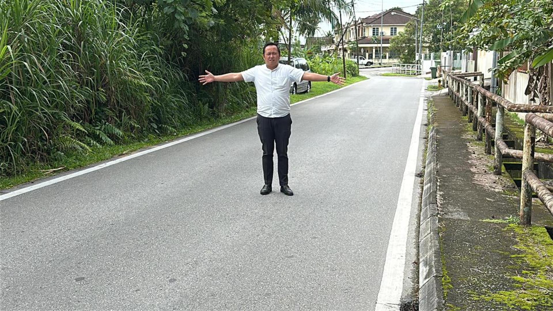 江峰年指出有关路段已太窄，只能允许一辆车通行。