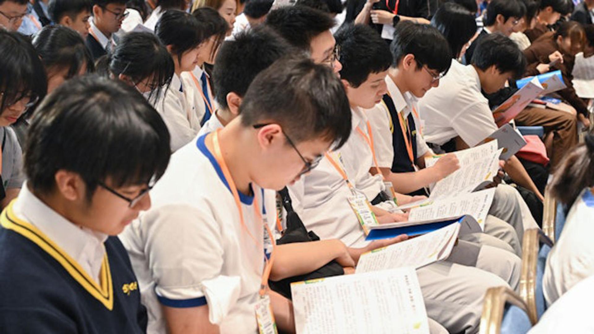 现场1119名师生同场一起进行阅读刷新纪录。