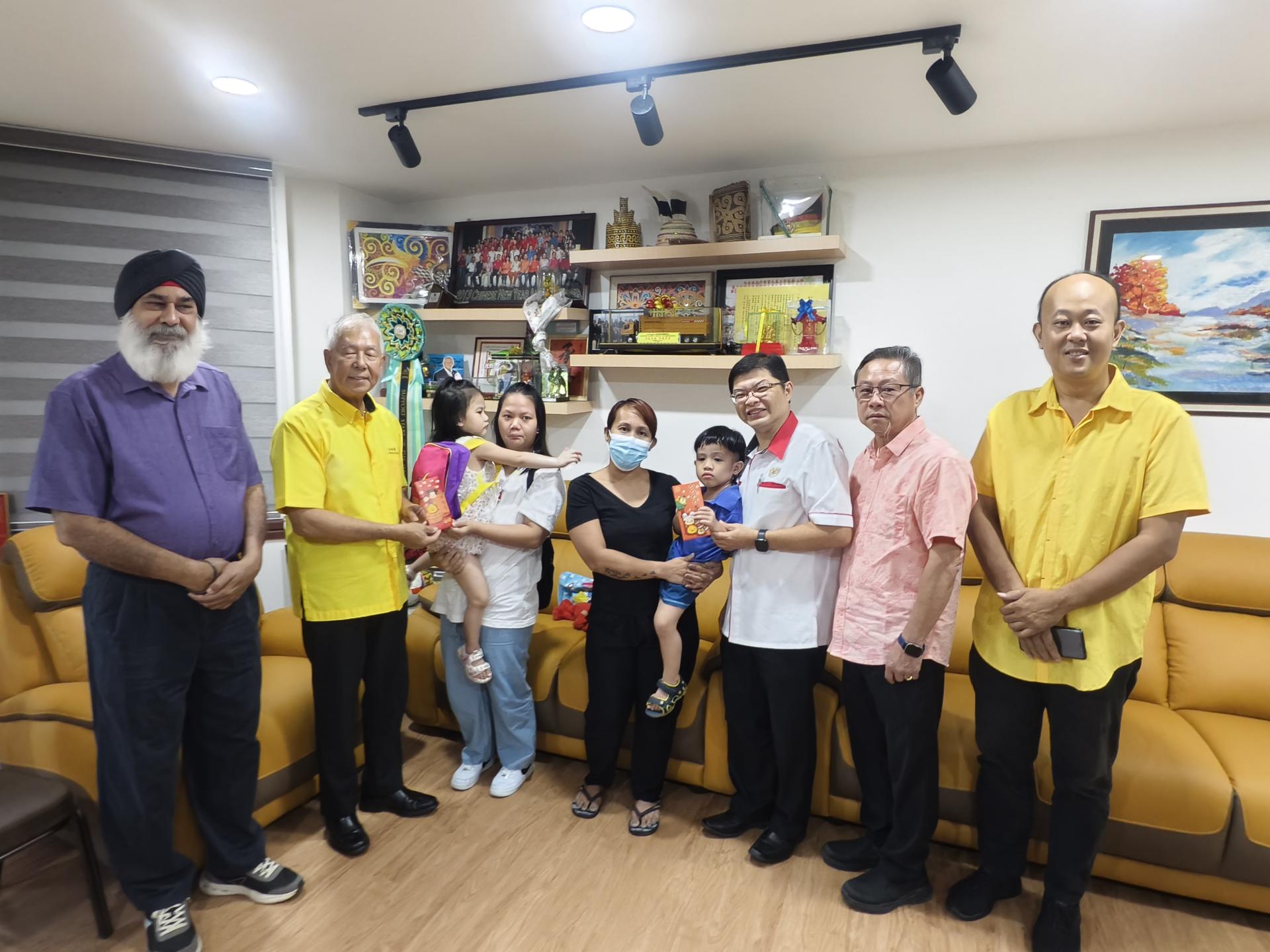 砂旅游部副部长兼美里人工耳蜗协会主席拿督陈超耀（左2）召开新闻发布会，公布人工耳蜗筹款进展及手术安排，并分发红仪给两名孩童。右3为美里人工耳蜗协会副主席黄修儒医生。