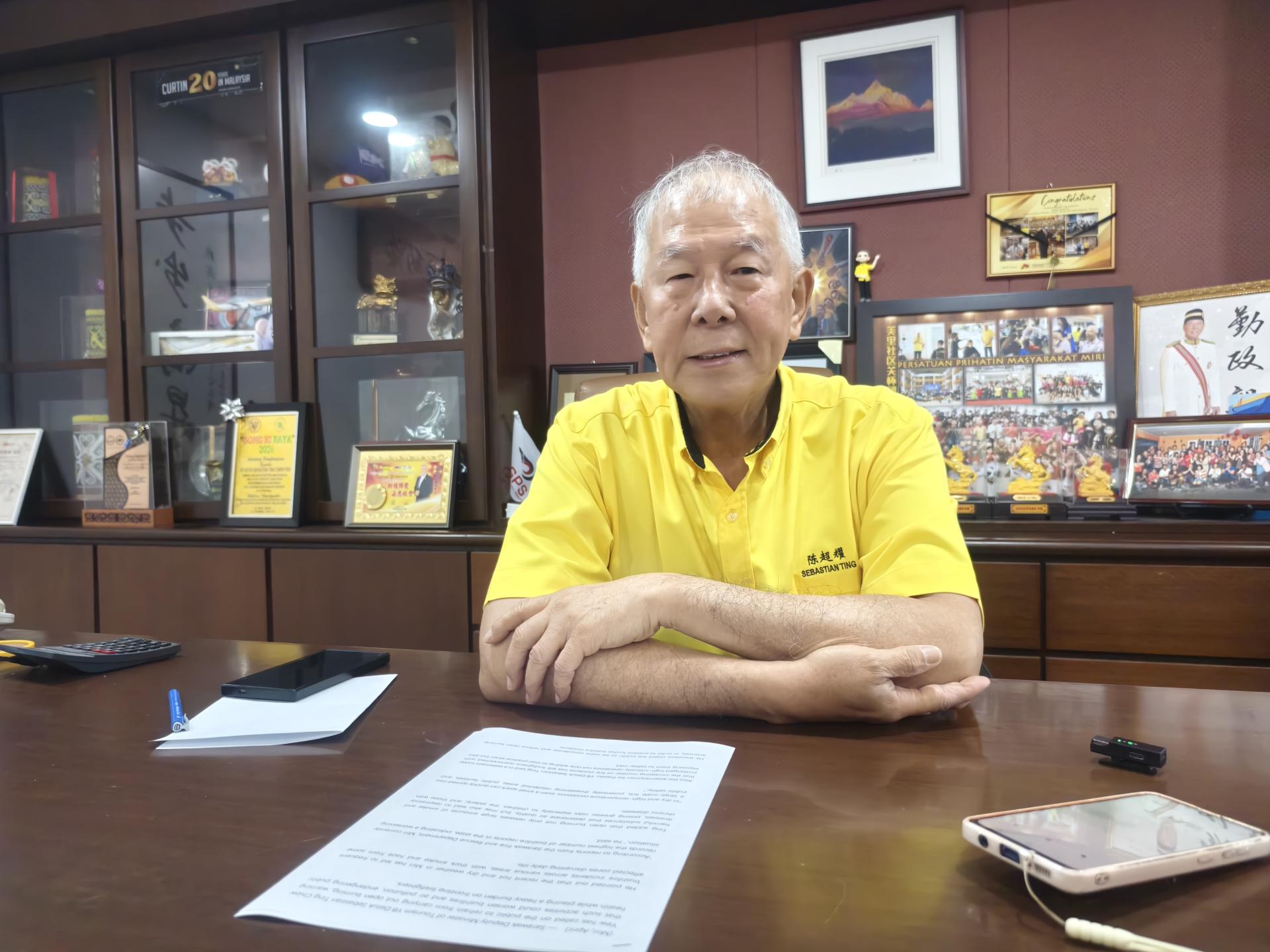 陈超耀提醒民众在炎热天气下多喝水、减少外出，并呼吁切勿露天焚烧，以减轻空气污染及消拯员负担。