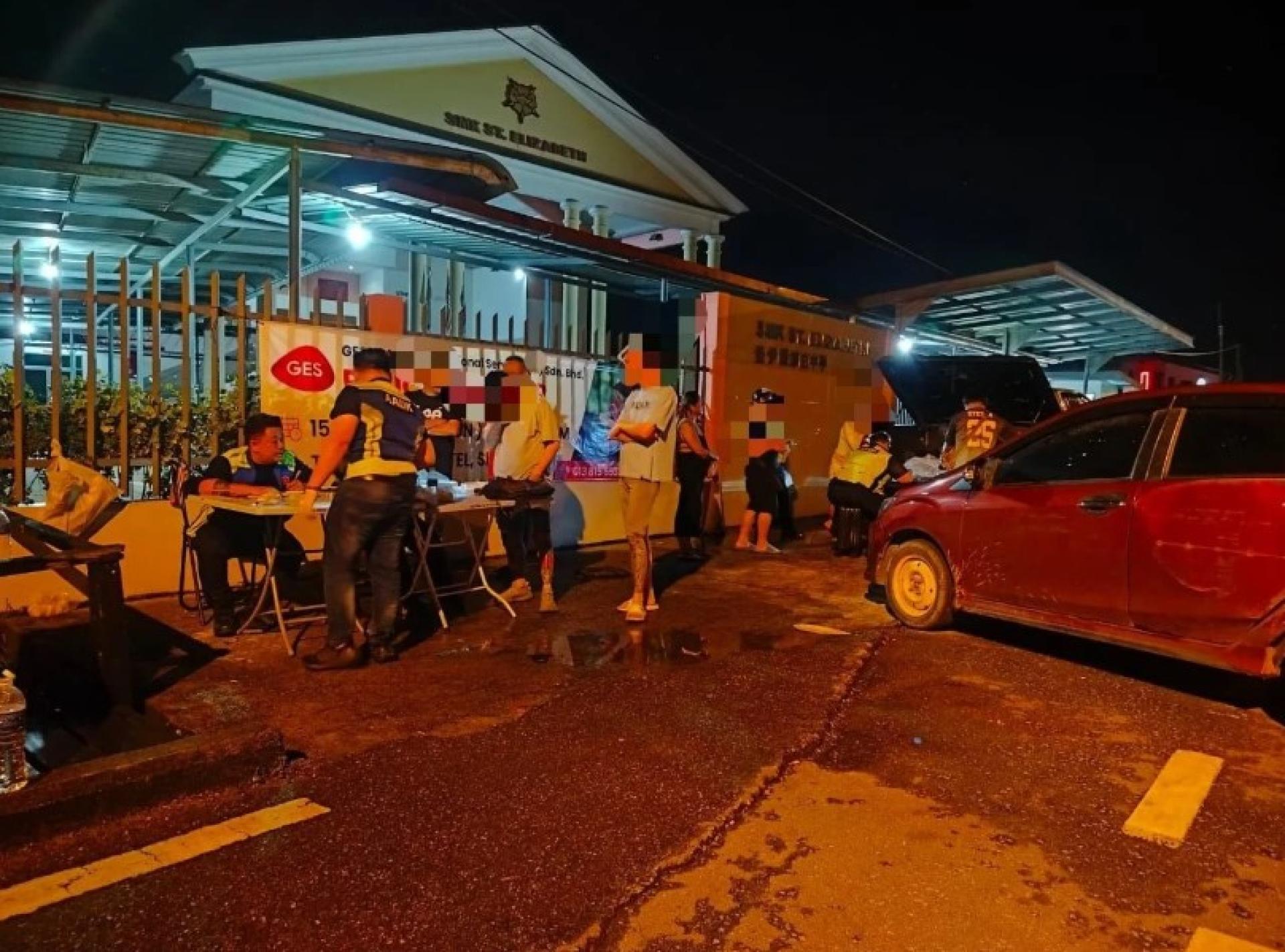 执法人员在行动中进行检查。照片：砂拉越陆路交通局