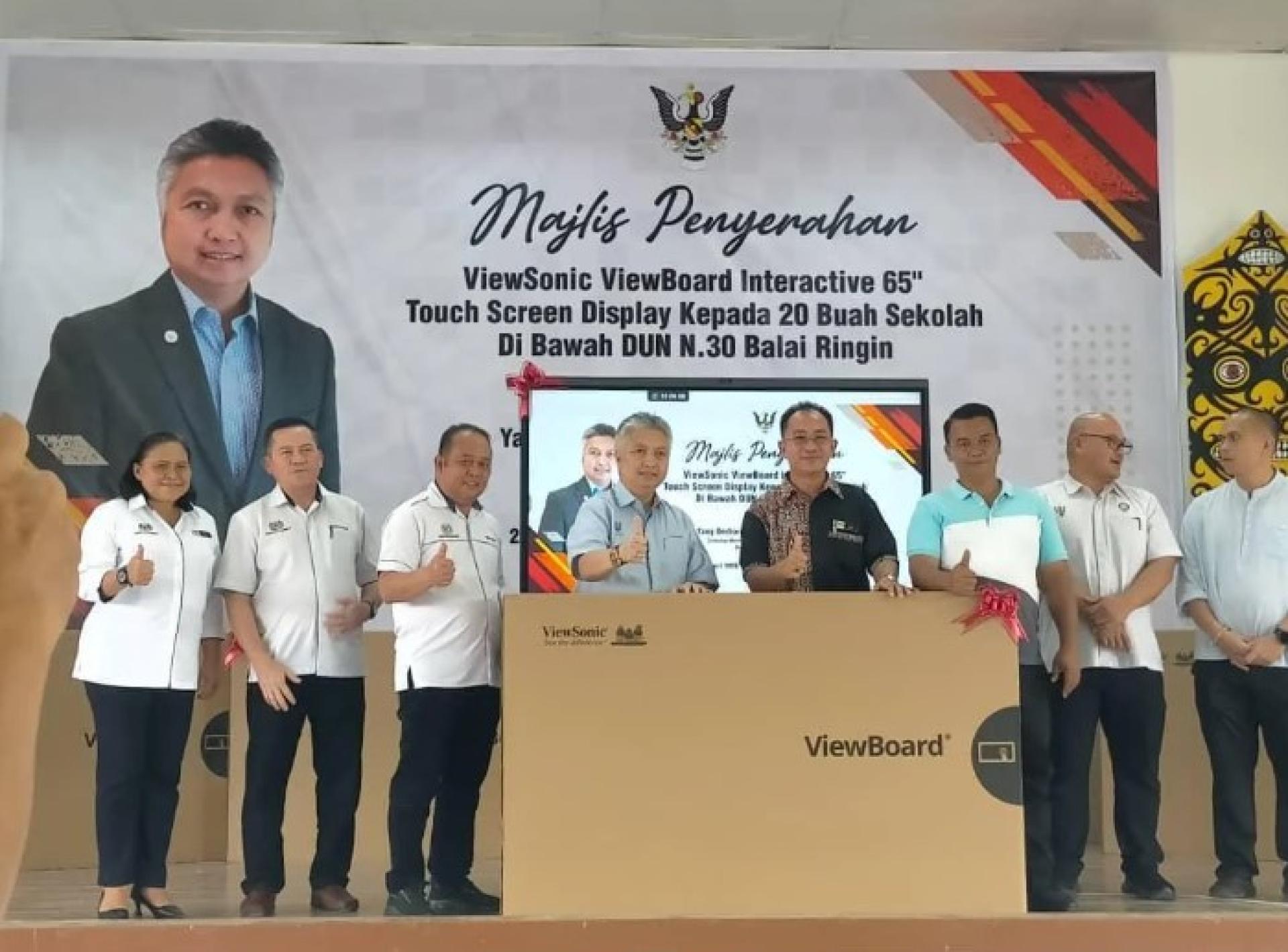 史诺登（左4）于上周三将互动电子白板移交予SK Tuba。