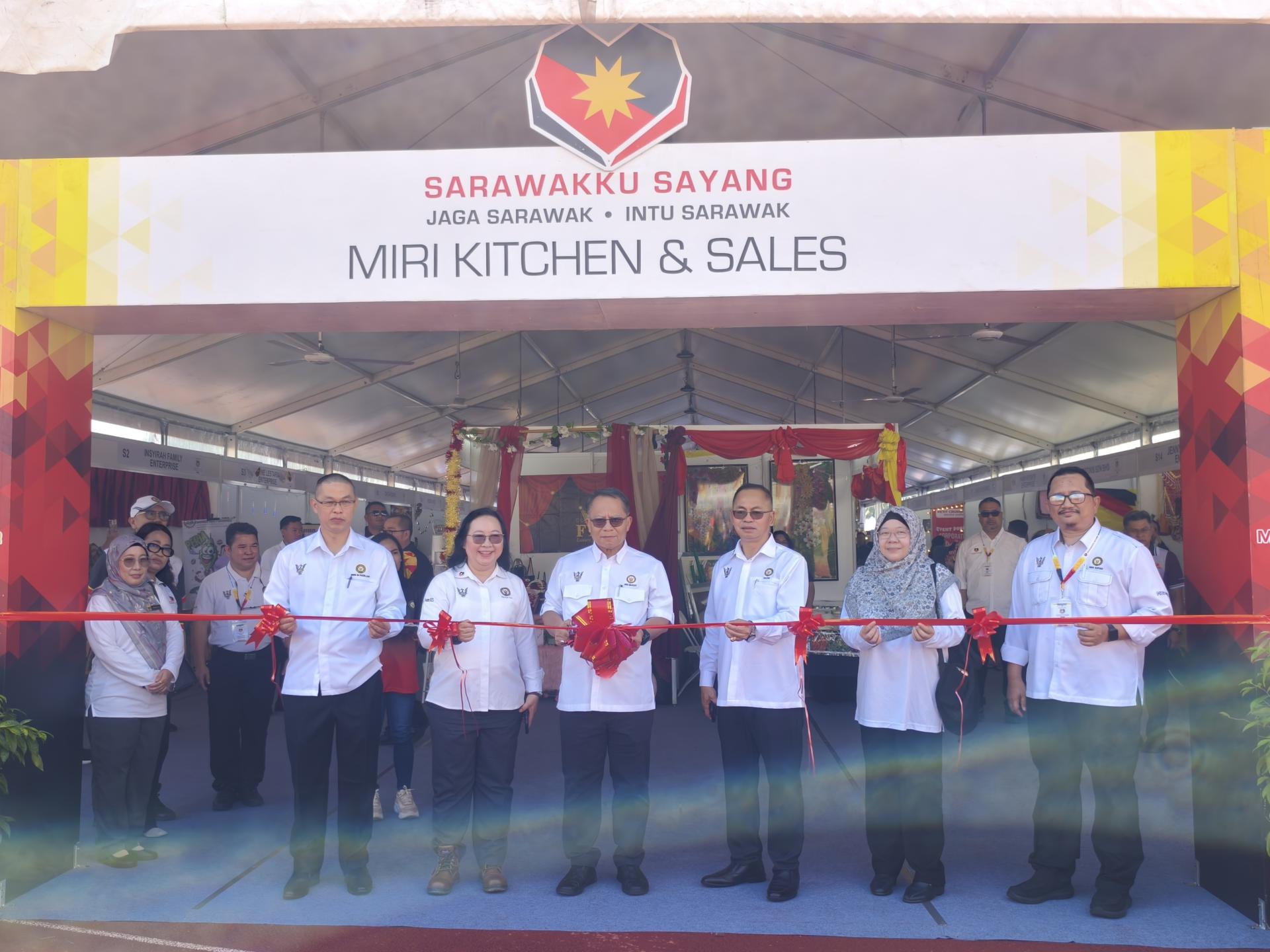“我亲爱的砂拉越”活动美里站今开跑，砂政府秘书拿督阿玛莫哈末阿布巴卡马祖基主持砂拉越厨房美食区开幕。