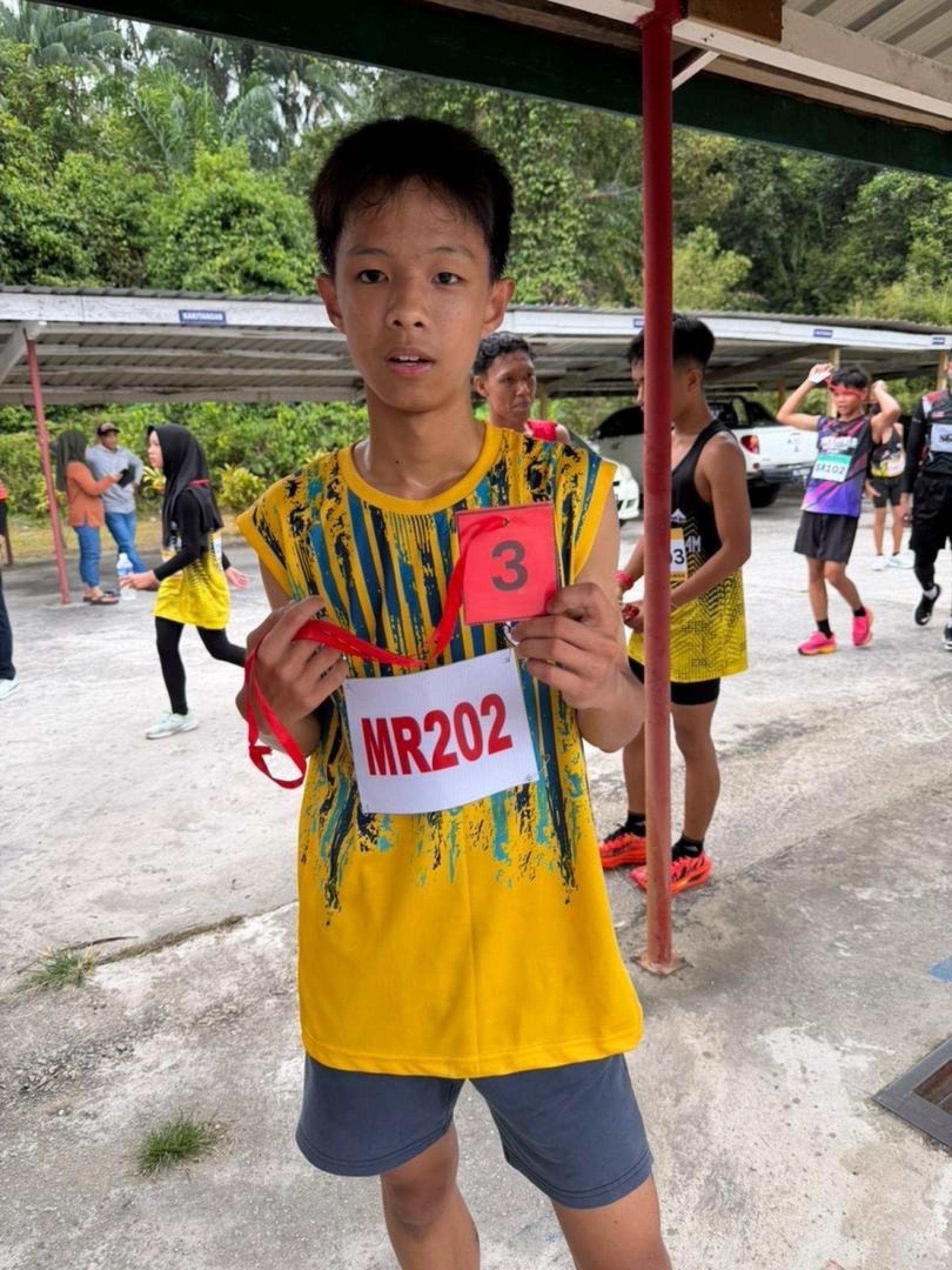 2026年美里省学联特殊教育越野赛跑赛，美中生戴明轩勇夺季军，同时协助美里队15岁组荣获冠军。
