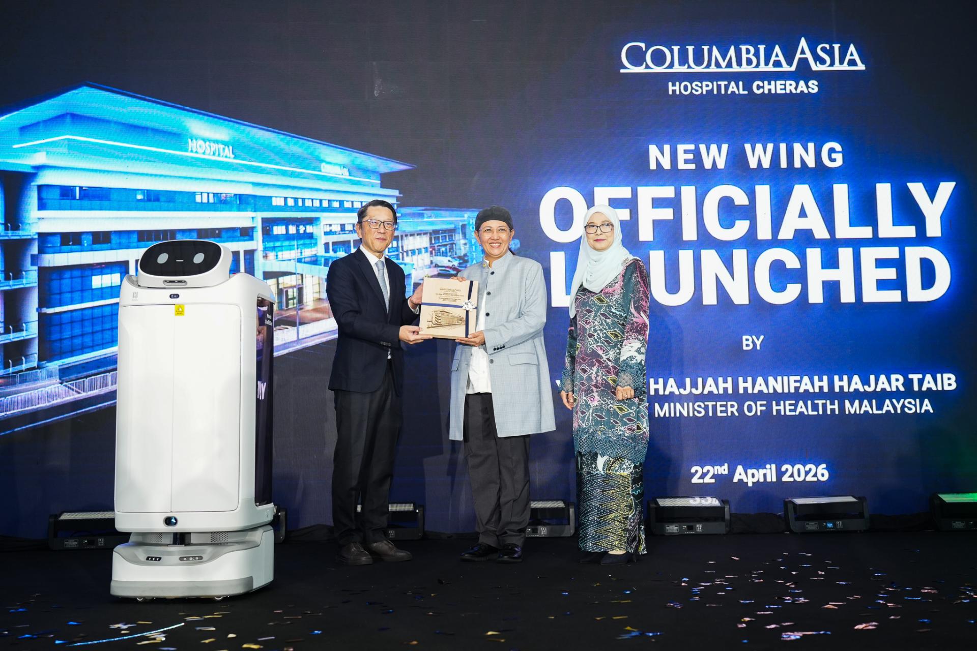 副卫生部长拿督哈尼法泰益（中）为蕉赖哥伦比亚亚洲医院新翼主持揭幕。左1为曾文庆医生，右1为Engku Marina Engku Hatim。