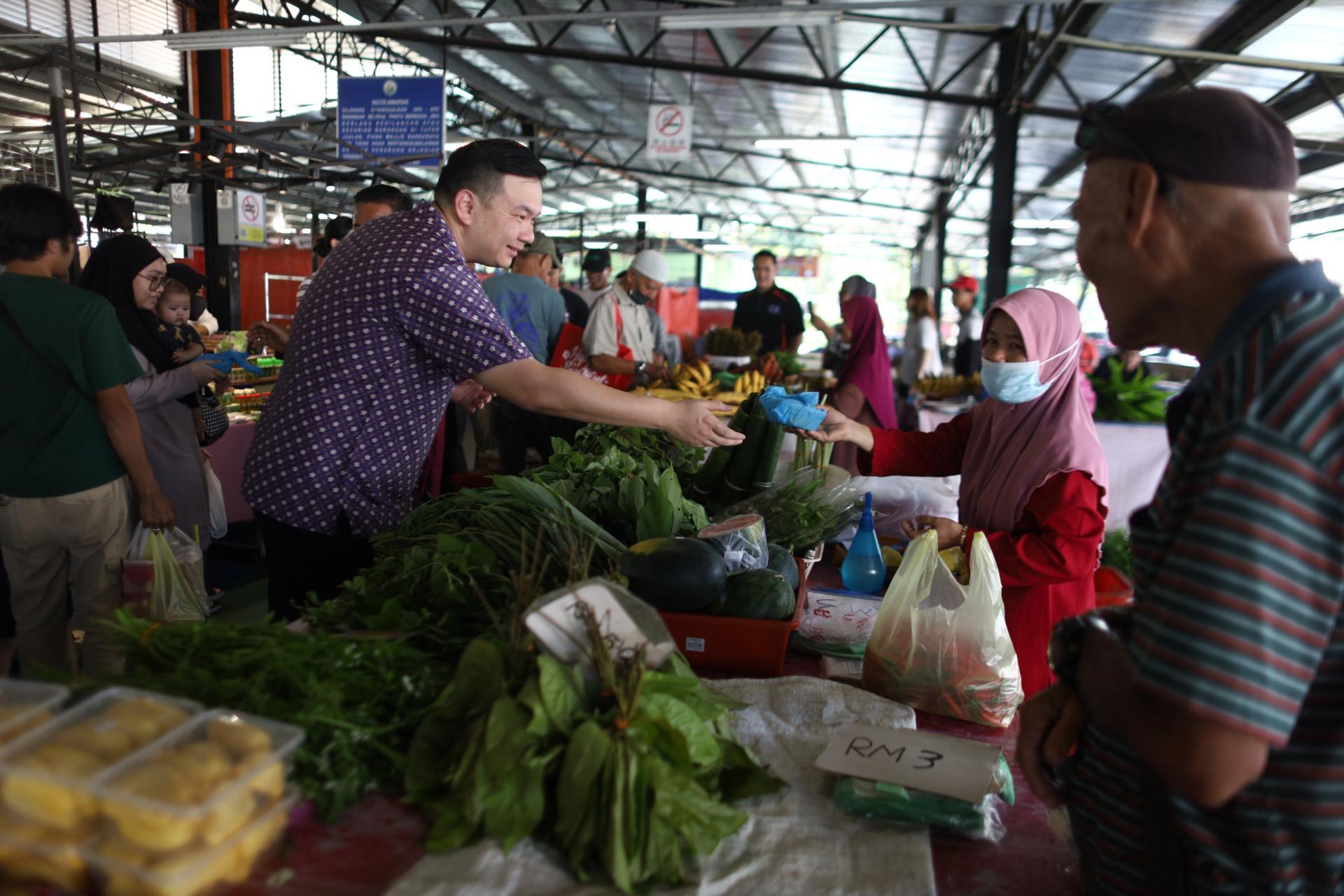 青统夜市为美里著名夜市之一，汇聚各类本地美食与小吃，深受民众与游客欢迎。左为赵俊文走访，并与小贩交流。
