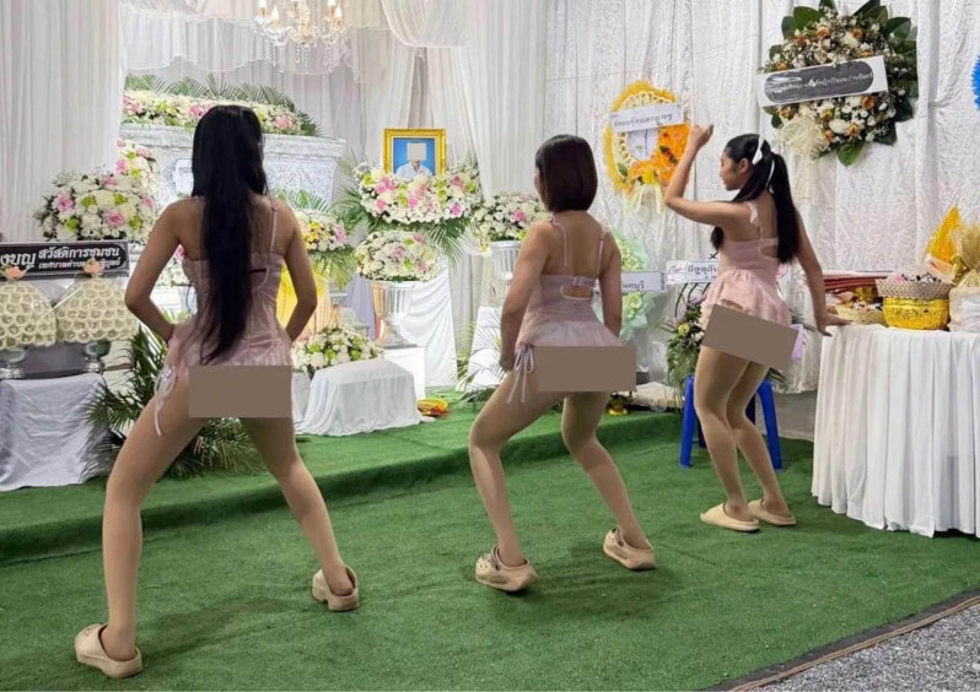 衣着清凉的女子在棺木前大跳热舞。（图：曼谷邮报）