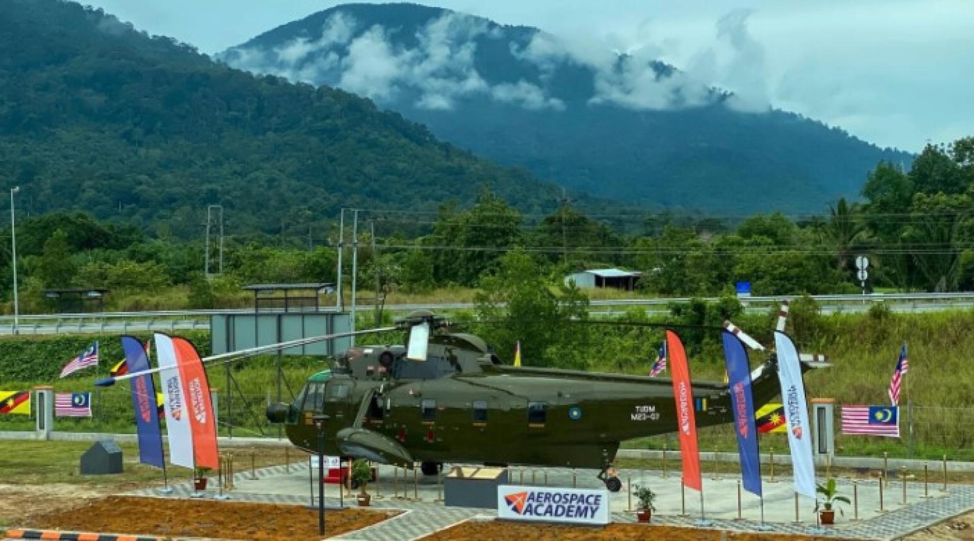 砂拉越科技卓越中心伦乐校区以直升机地标闻名，象征其在航空航天领域的实力，同时也结合旅游与酒店管理培训，成为综合型学习中心。