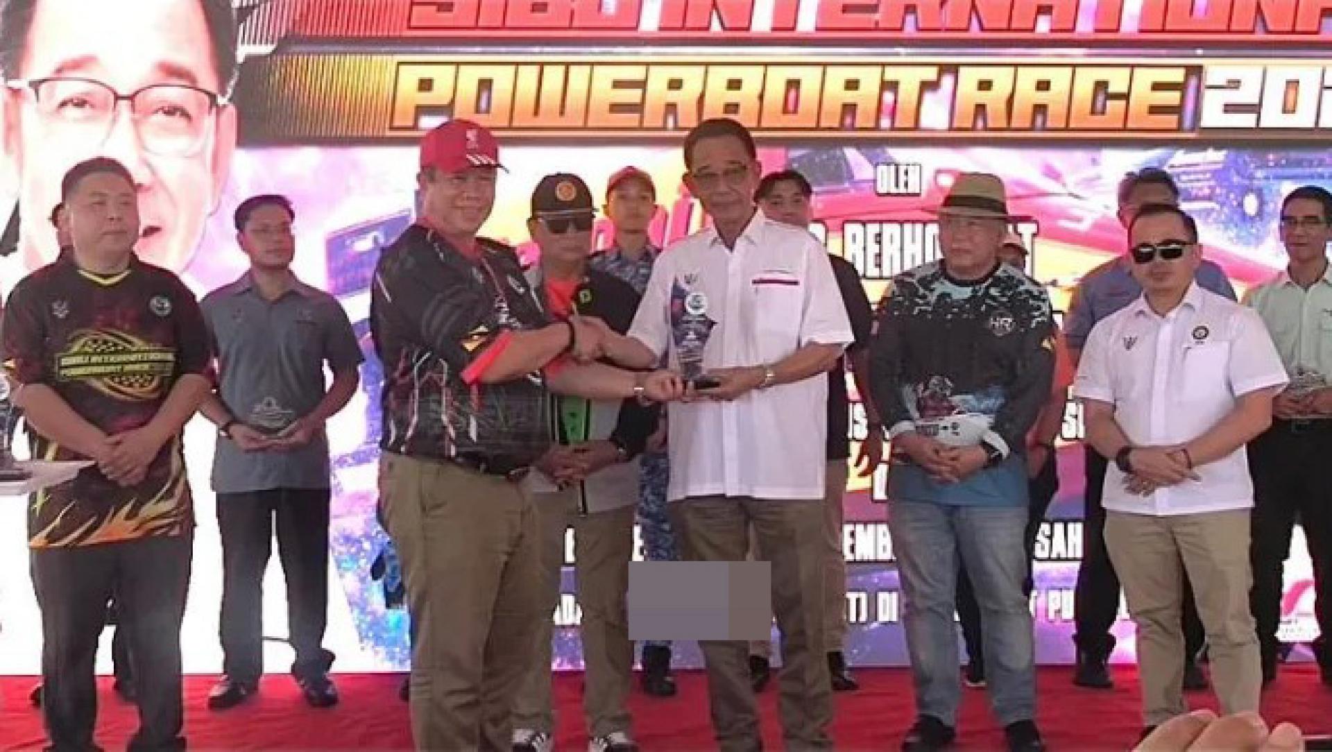 阿都卡林于2026年4月24日在诗巫丽华宝岛河滨主持2026年诗巫国际摩托艇比赛开幕礼时，接收诗巫省长阿邦莫哈末波尔干阿邦布迪曼赠送纪念品。