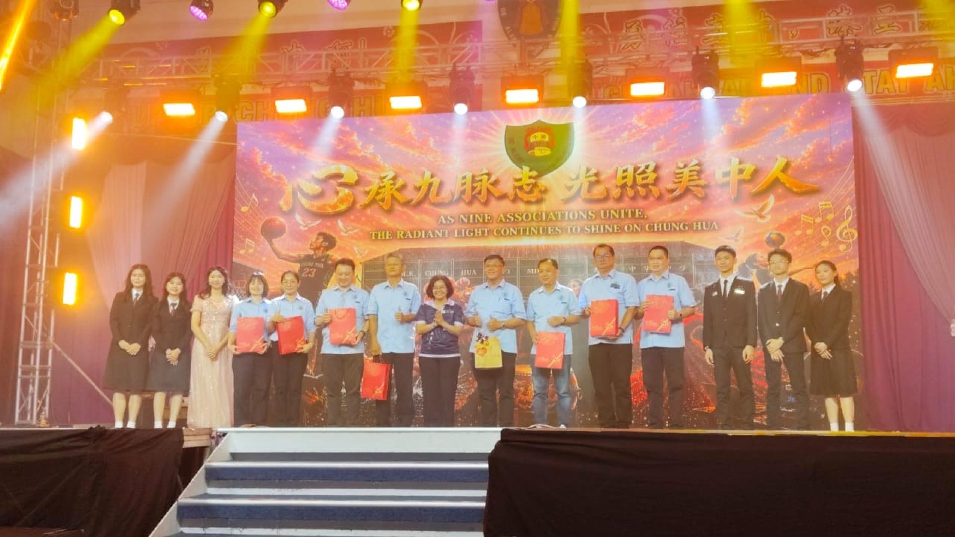 美中文娱晚会首场今晚精彩序幕。主宾们合影于仪式上。