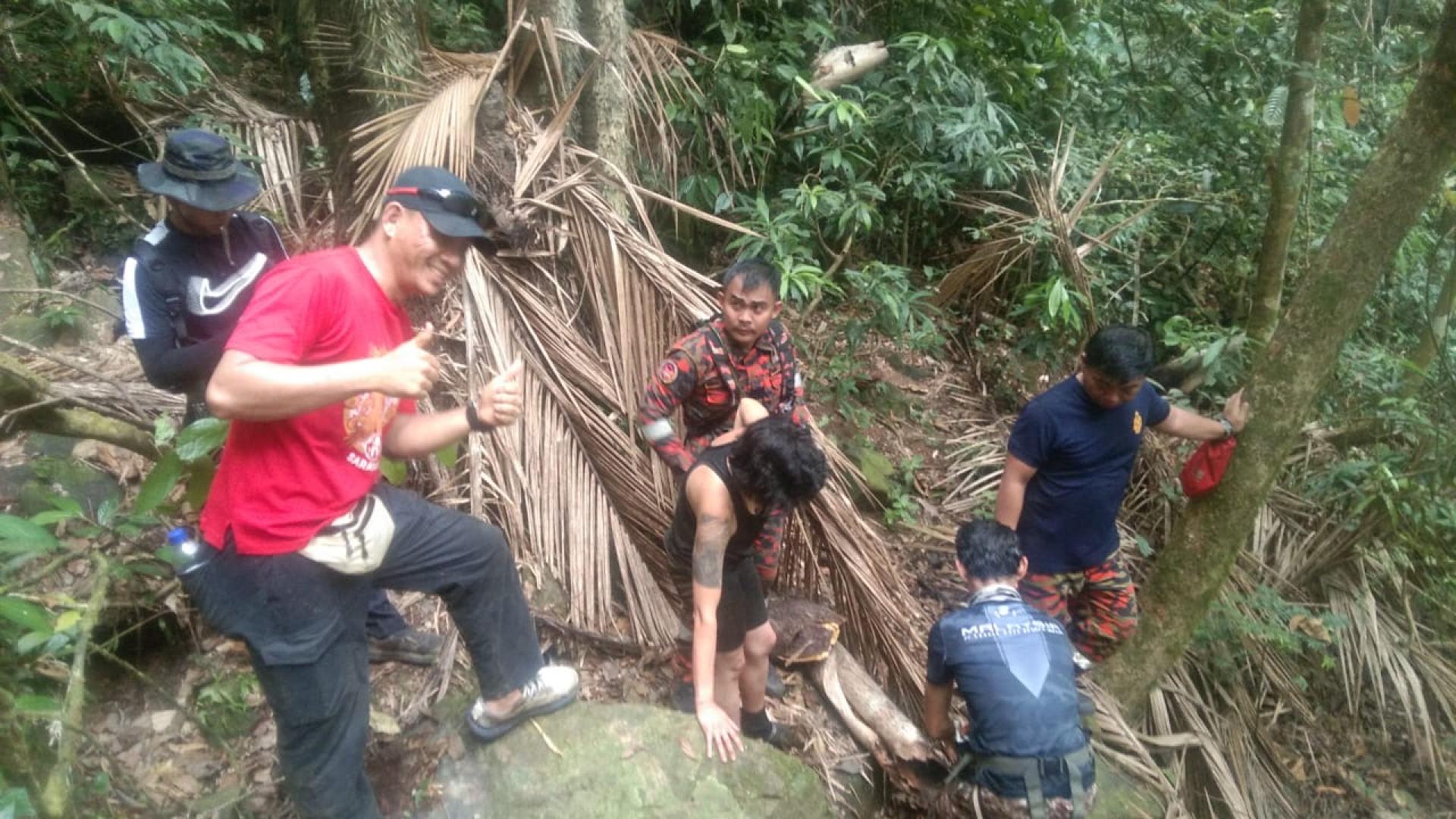 搜救第一小组终于在今日上午11时59分，于密林深处寻获受困女子。