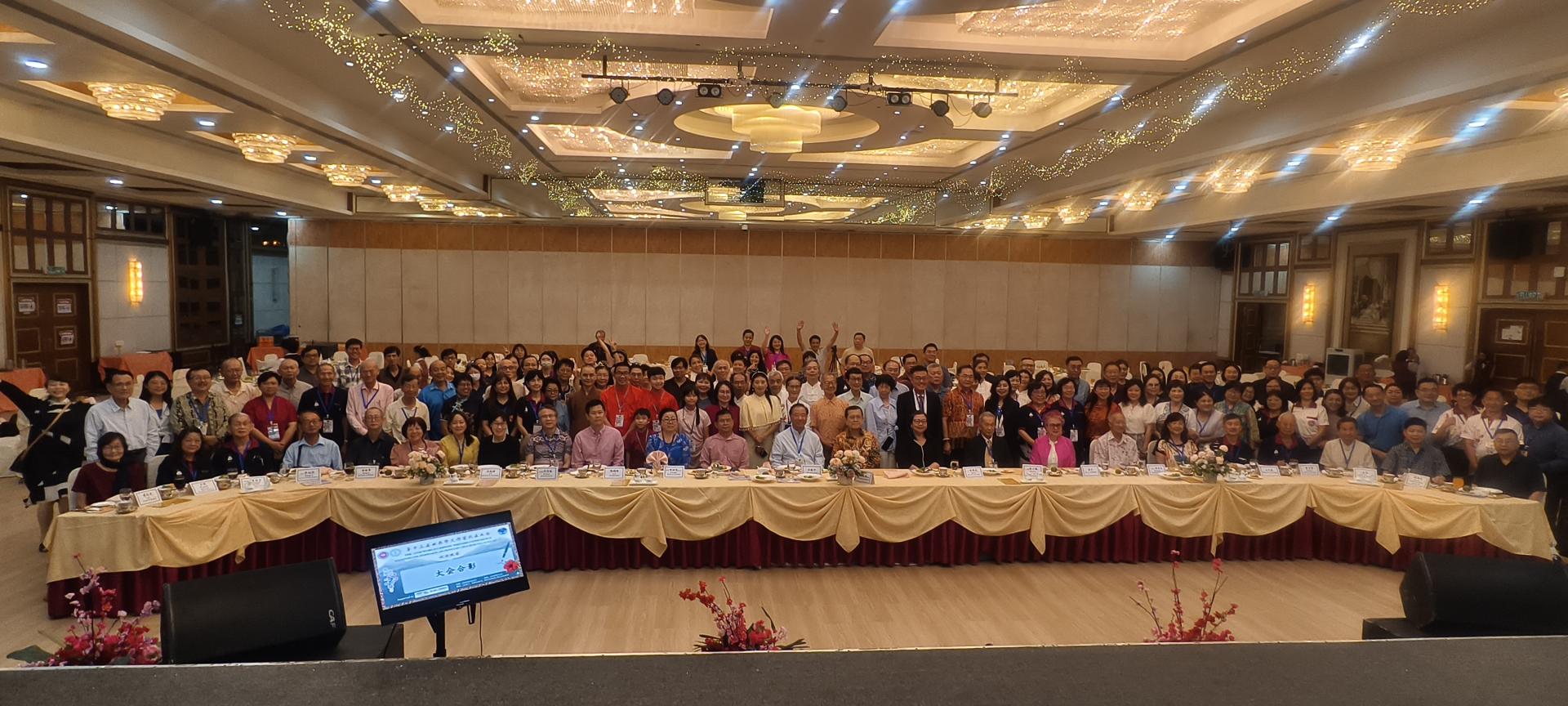 第13届世界华文作家代表大会欢迎晚宴大会合影。