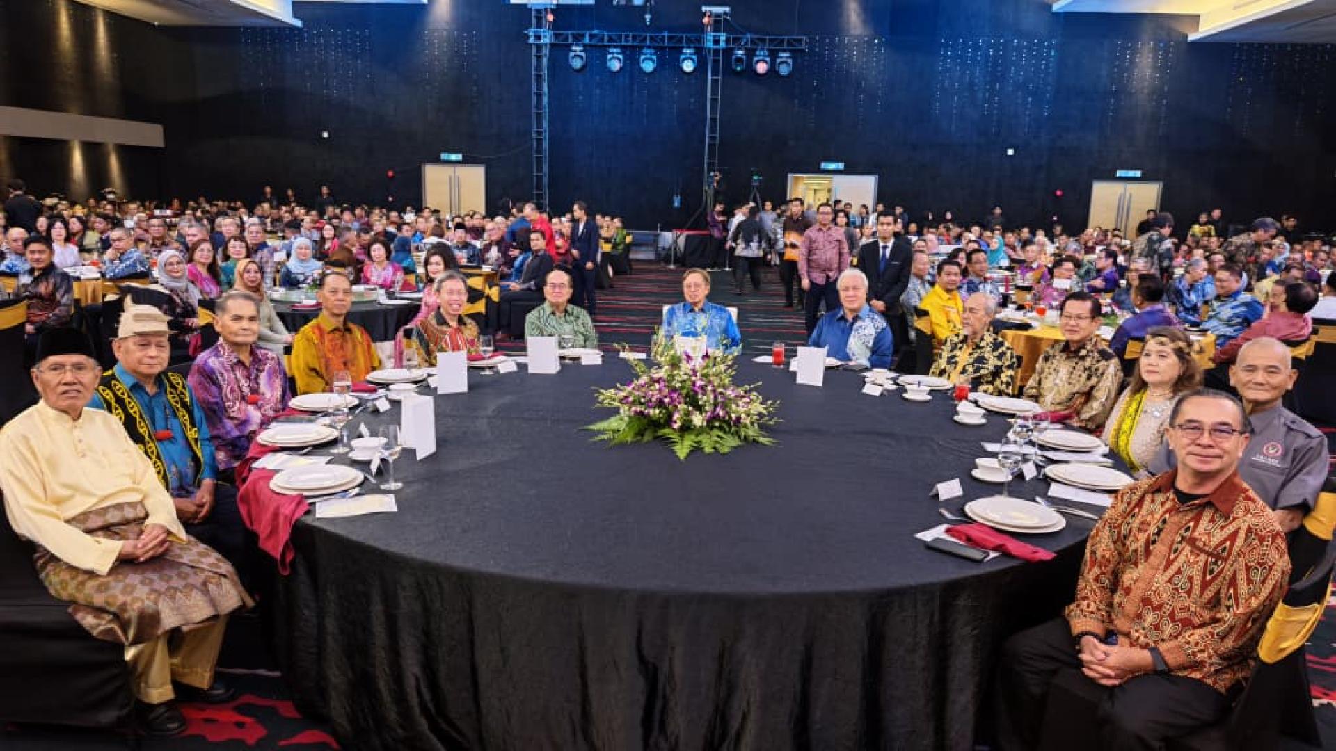 砂拉越总理拿督巴丁宜丹斯里阿邦佐哈里（中）与社区领袖晚宴全体出席者合影。