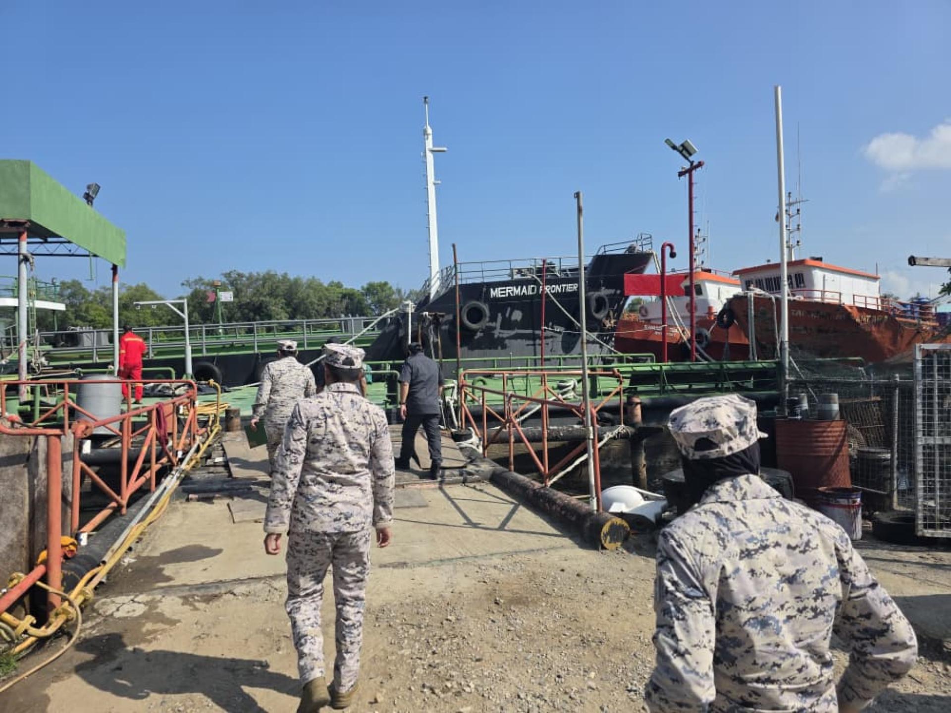 海事执法人员及内贸部官员检查美里河一带的船只时摄。