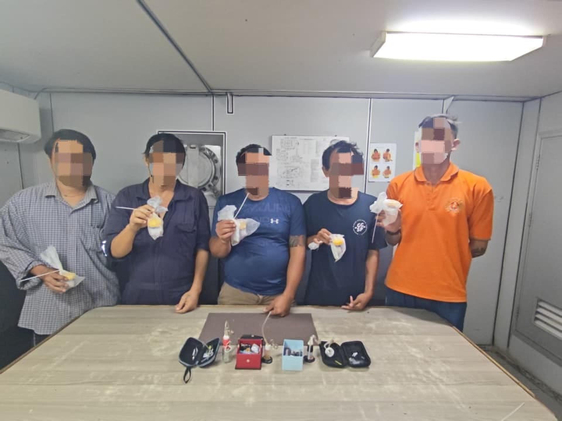 5名涉嫌吸毒的被捕船员。