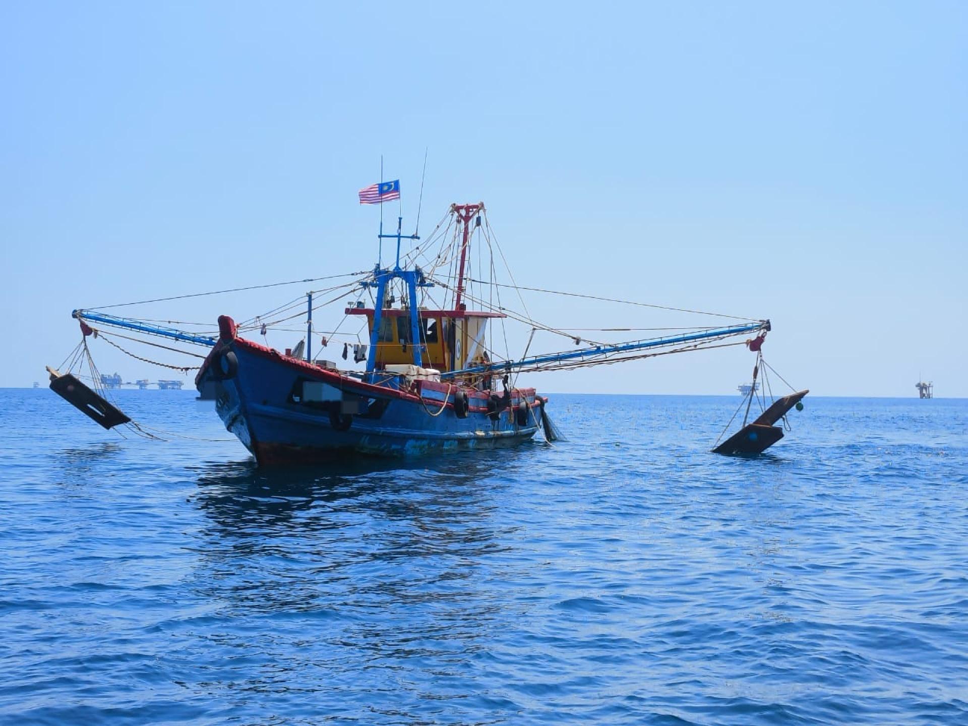 遭扣查违规作业的本地渔船。