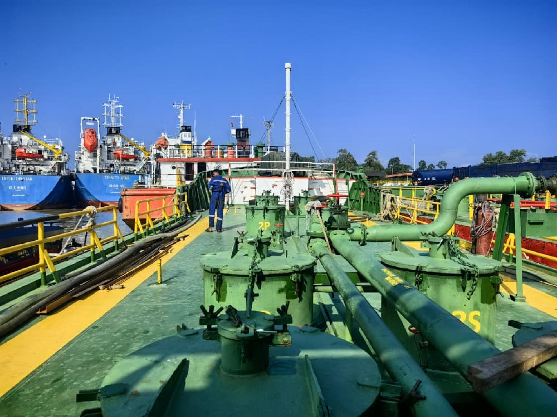 其中检查船只。