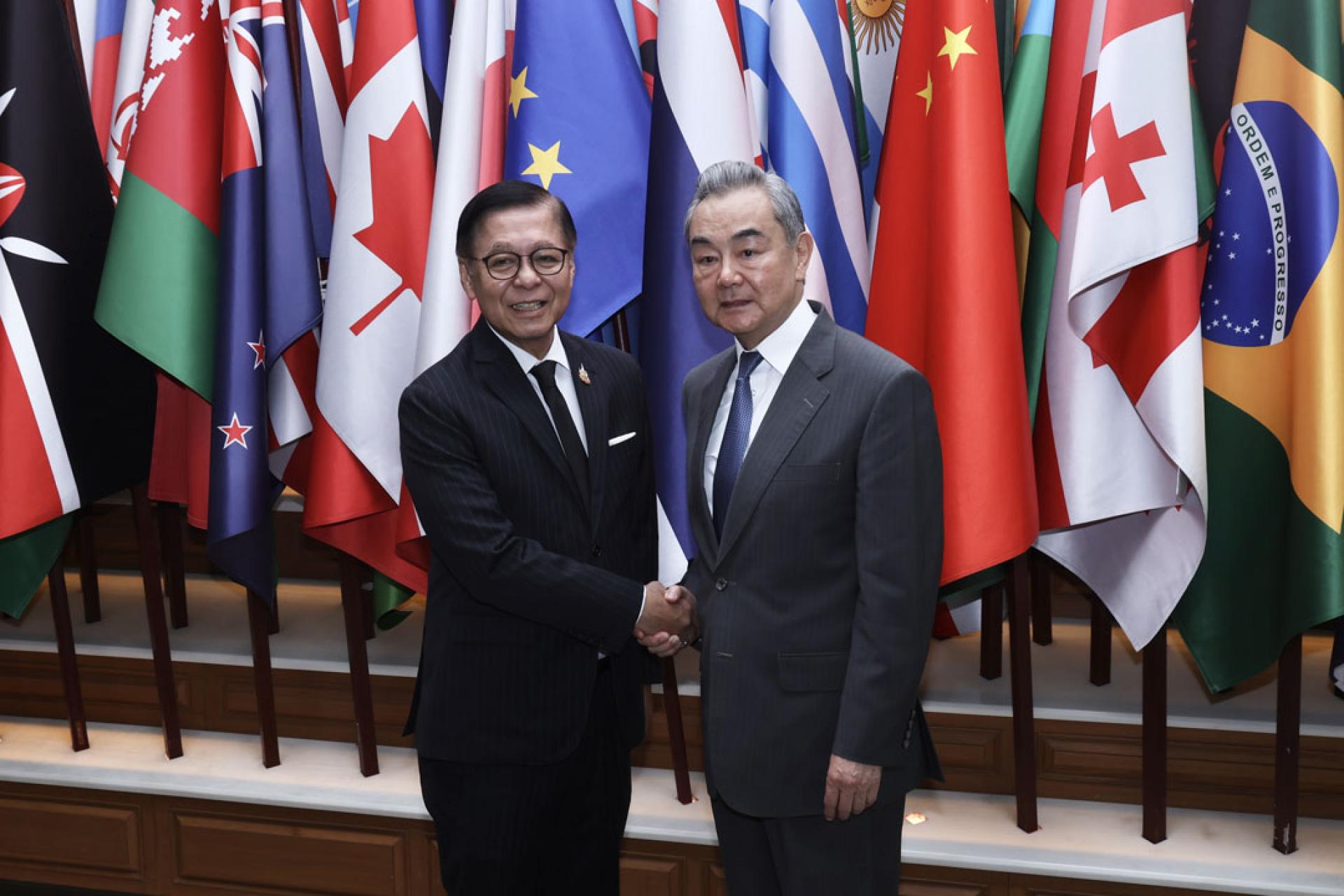 王毅和西哈萨举行中泰外长磋商机制第三次会议。（图：新华社）