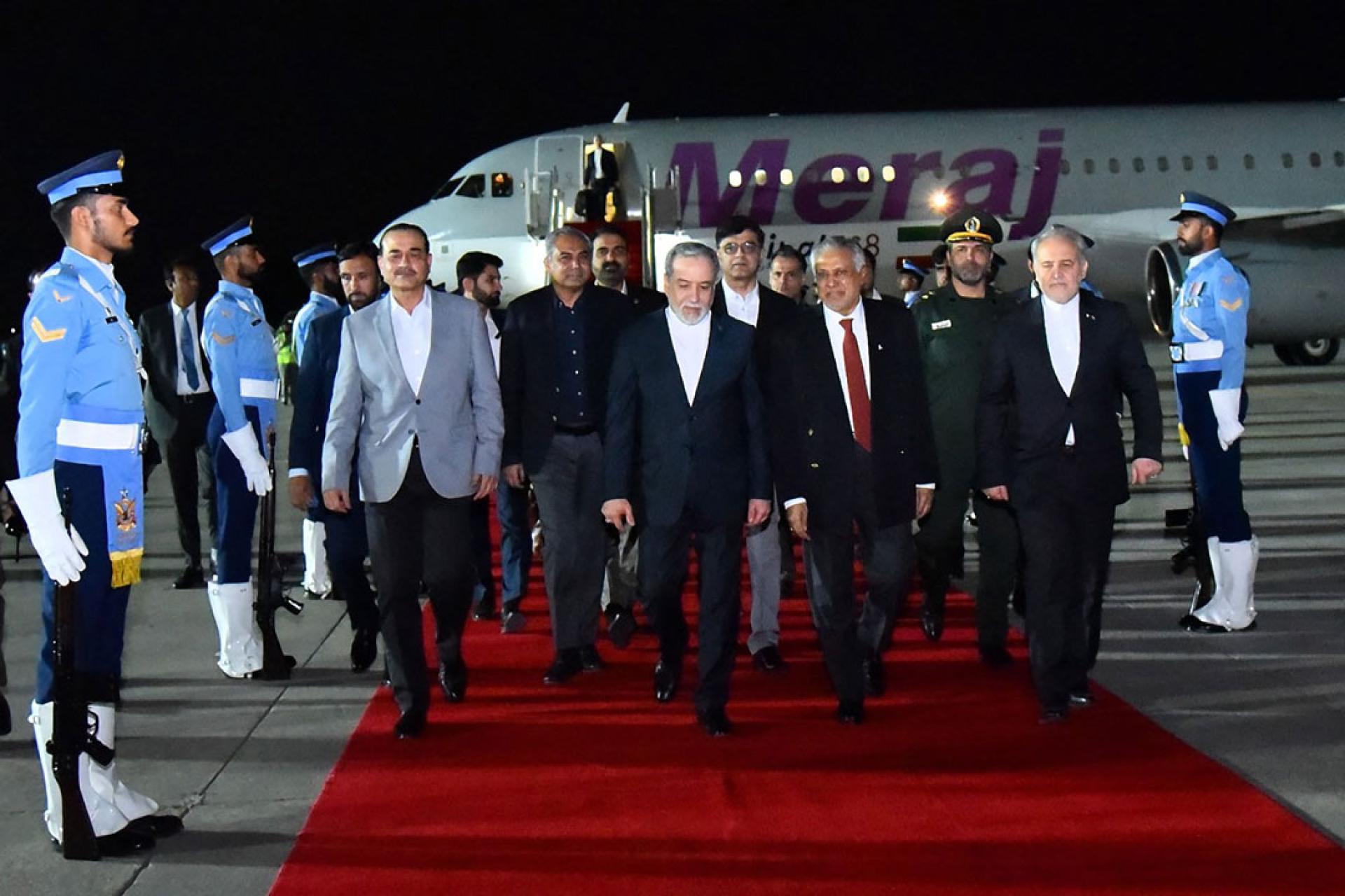 阿拉格齐（中）率领的代表团抵达巴基斯坦首都伊斯兰堡。