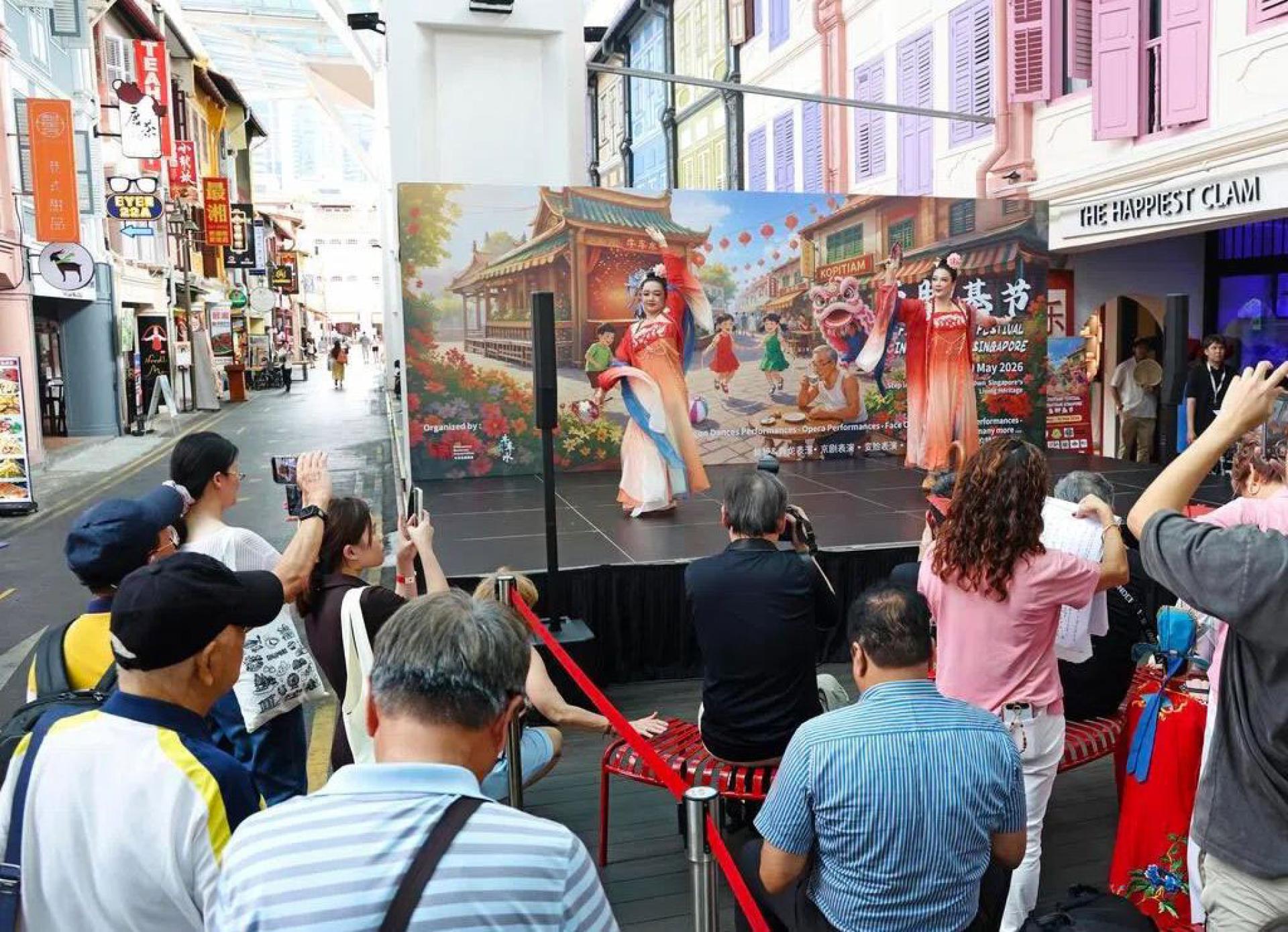 五脚基节将从下周六起在牛车水登场。主办方周五举办媒体预览，邀请一些表演者进行片段表演，包括舞蹈、变脸、戏剧、木偶戏等。