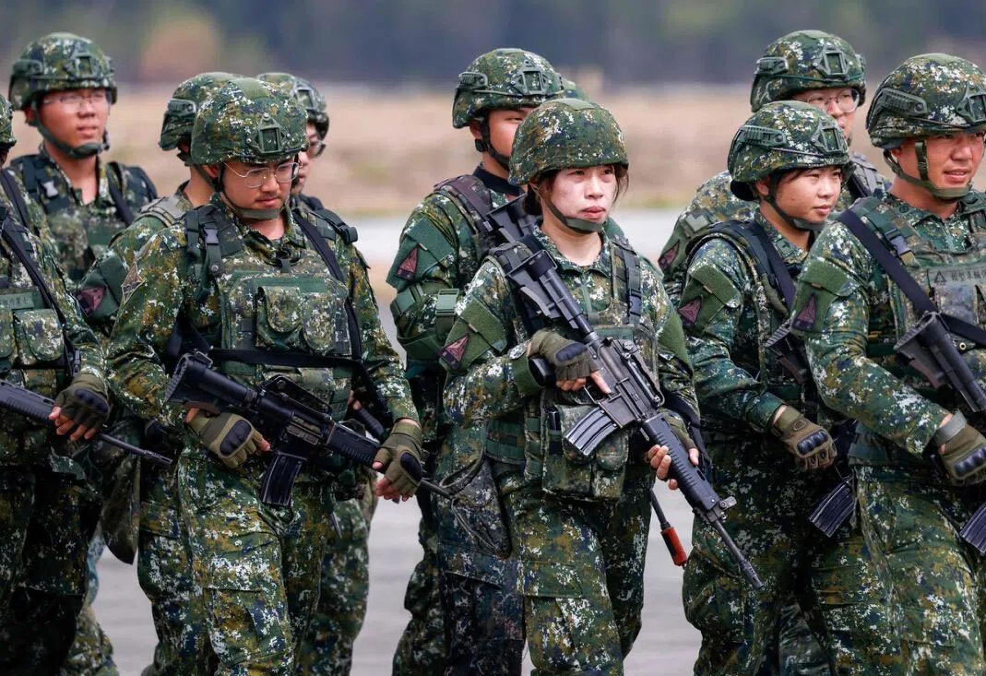 图为台湾士兵在台中举行的军事演习中展示防御准备状态，摄于2026年1月27日。