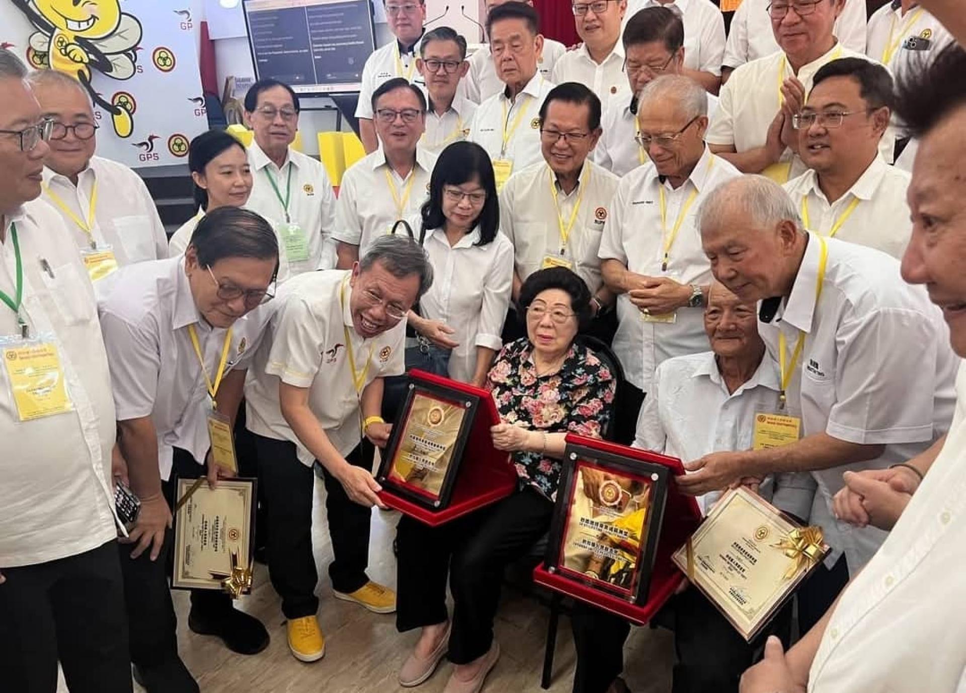 图为去年曾代表已故夫君黄顺开出席人联党所颁发的“砂哈地终身忠诚奉献精神奖”领奖仪式的已故杨守勤（左4）。