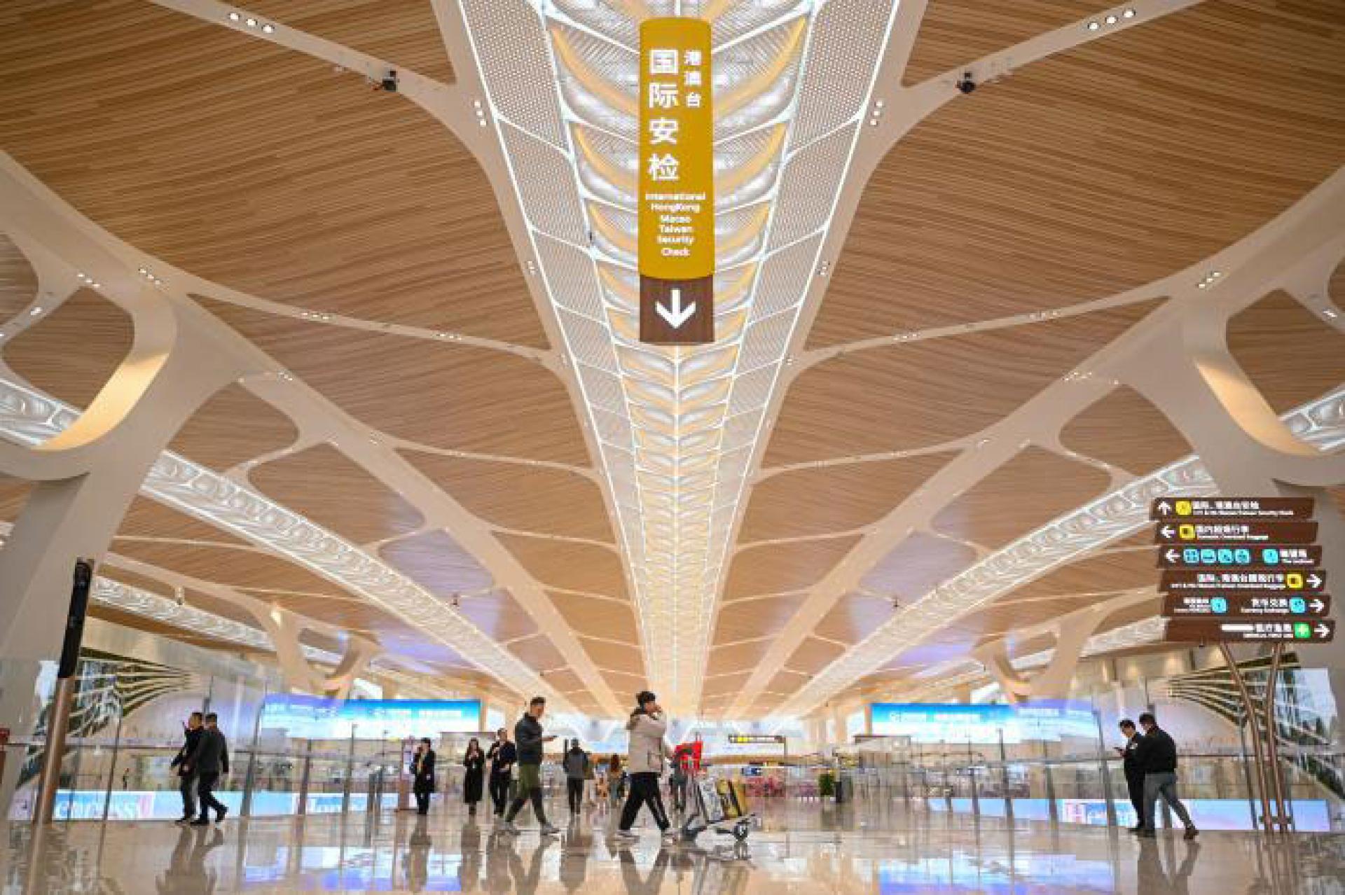 广州火车站返乡者人山人海。（档案照）