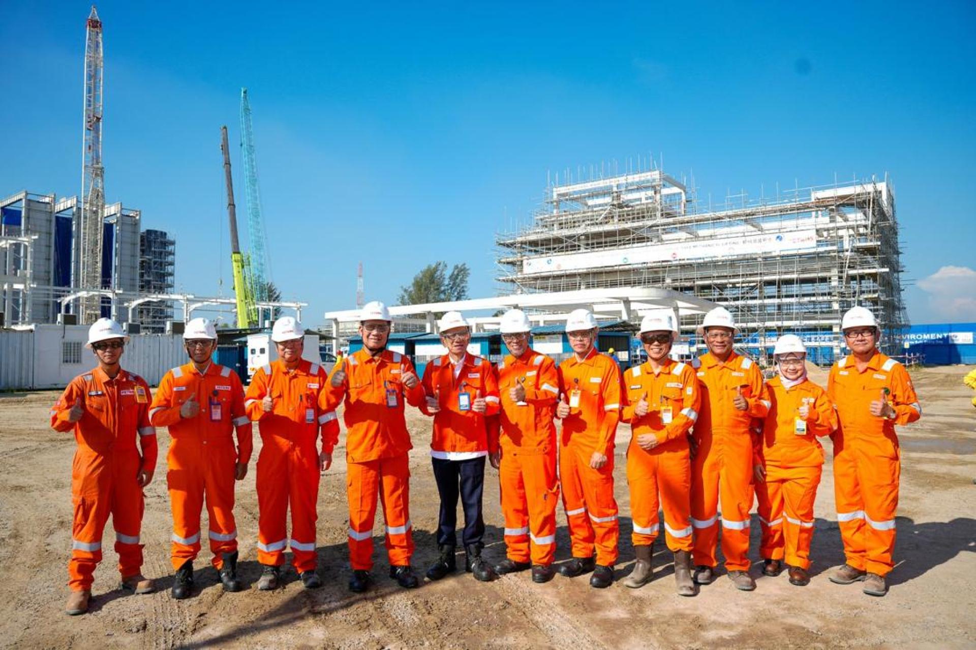 朱莱希（左四）、依布拉欣（左五）、贾弗里（左二）及贾宁（左三）在美里联合循环燃气轮机发电厂项目工地视察。