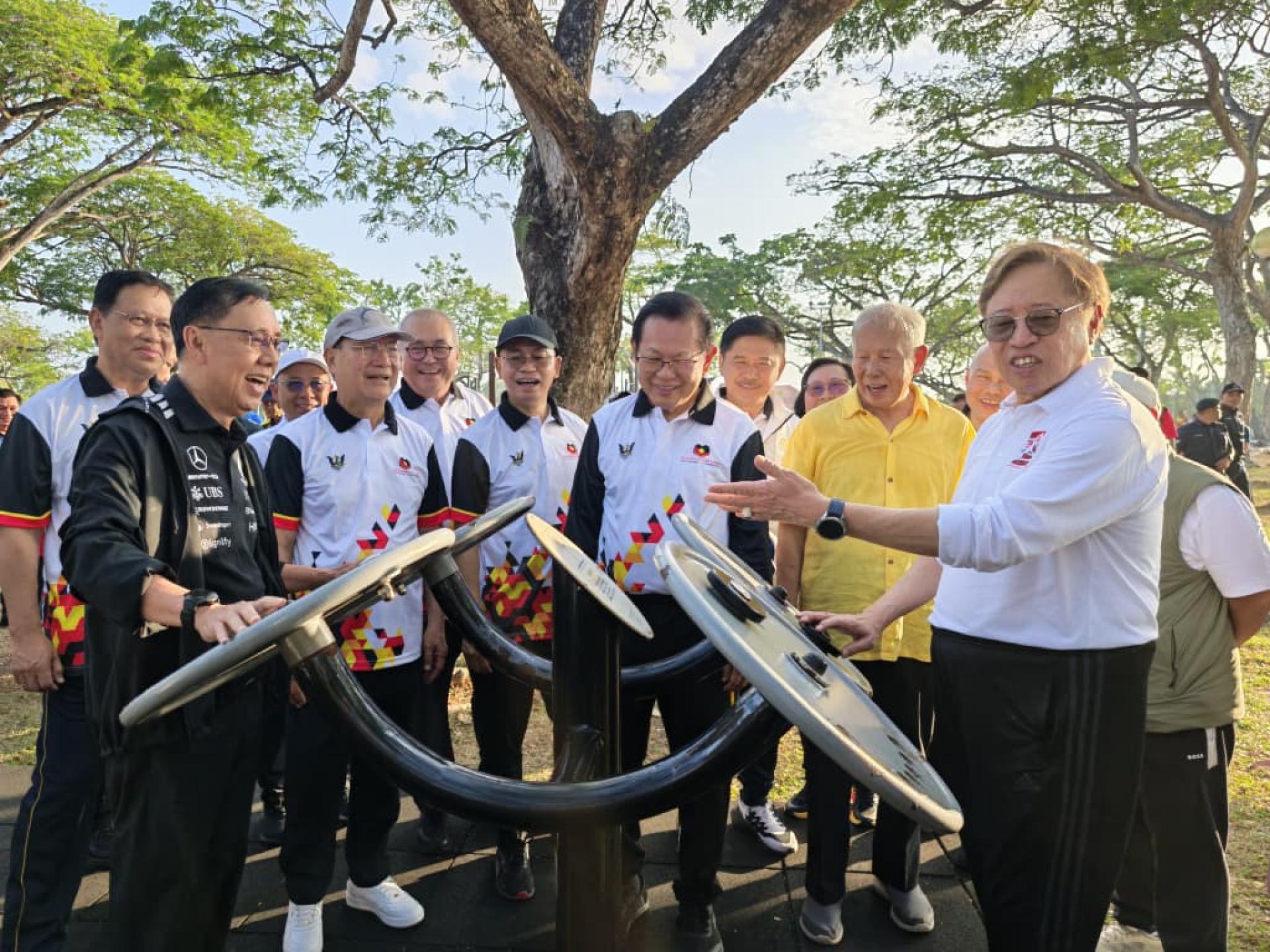 右起为砂拉越总理阿邦佐哈里、砂旅游副部长拿督陈超耀、砂交通部长拿督斯里李景胜等在美里人造湖公园晨跑，并了解公园设施情况。