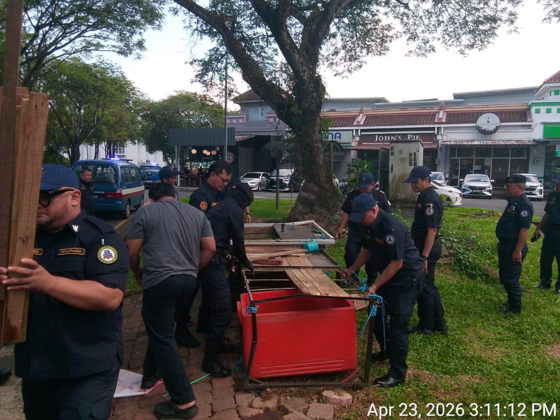 南市市政局执法人员日前在执法非法摊位一瞥。