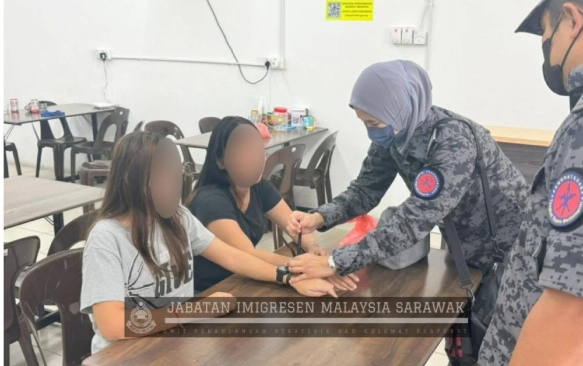 移民局官员向正检查其中两名外劳的证件。