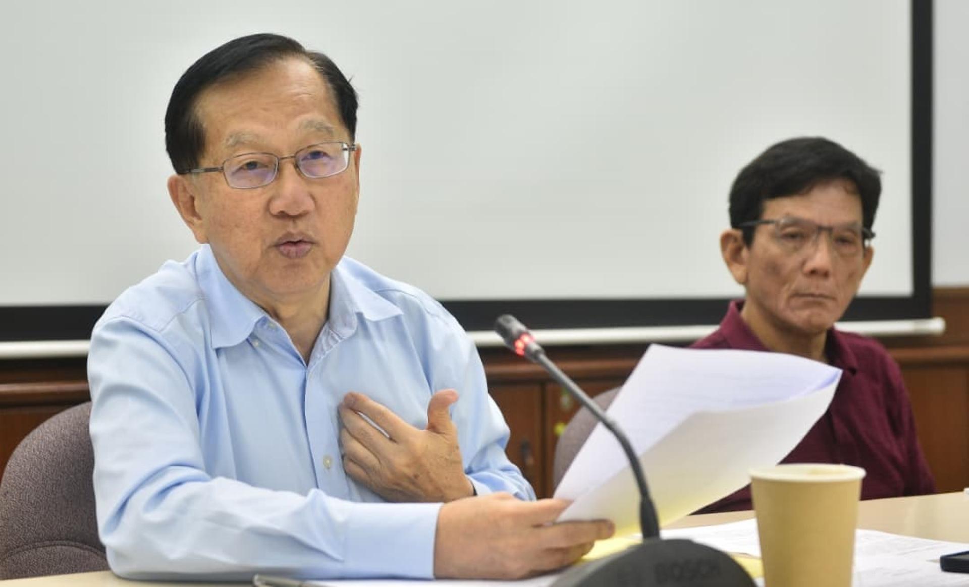 陈友信（左）指华文科报考和特优人数下降，都引起董总的高度关注；右为罗志昌。