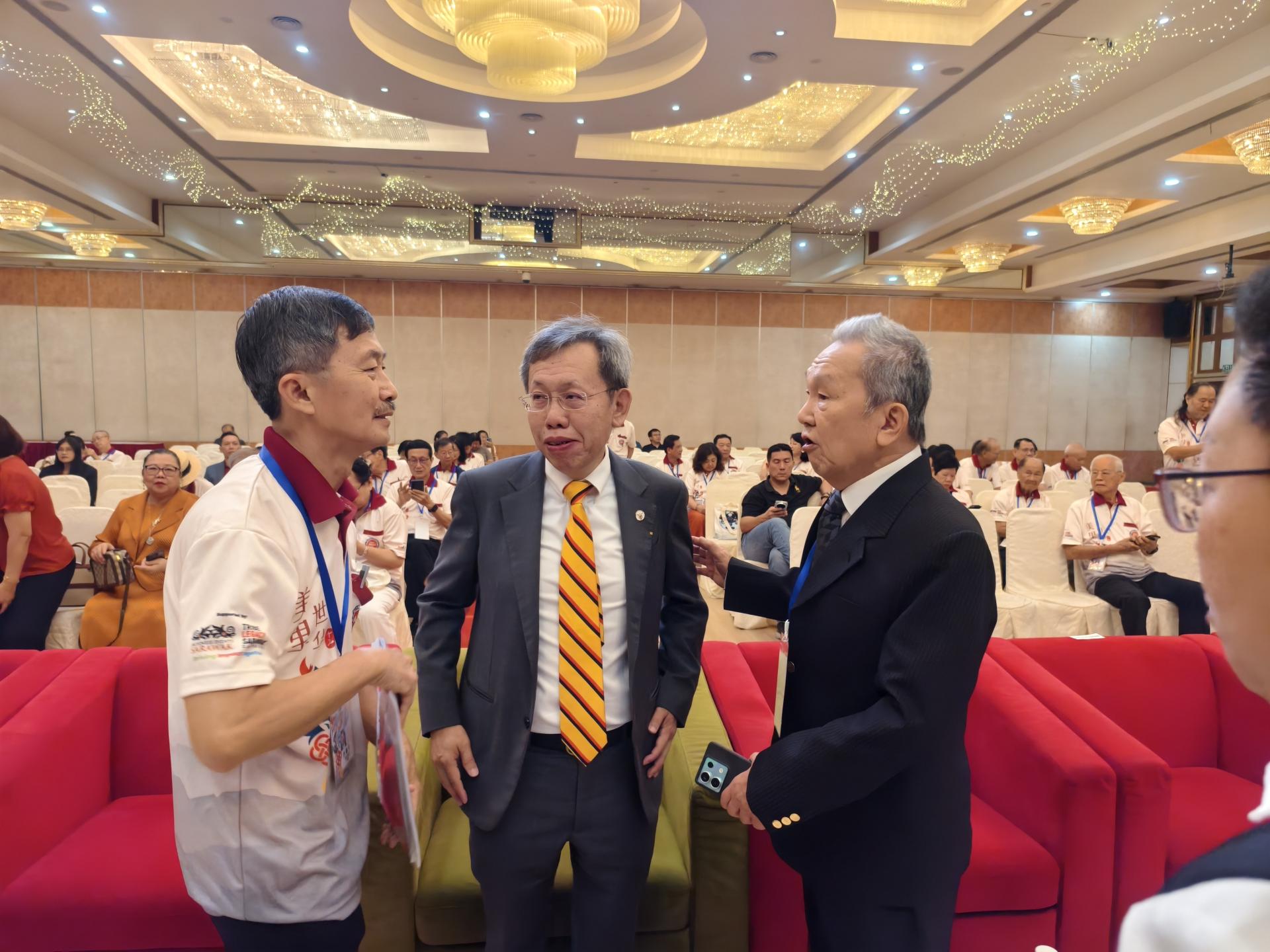 主宾砂拉越副总理兼公共卫生、房屋及地方政府部长拿督阿玛沈桂贤医生（中）与美里笔会主席兼筹备会主席许敬平（左）及世界华文作家协会总会长兼大会主席孙德安交流。