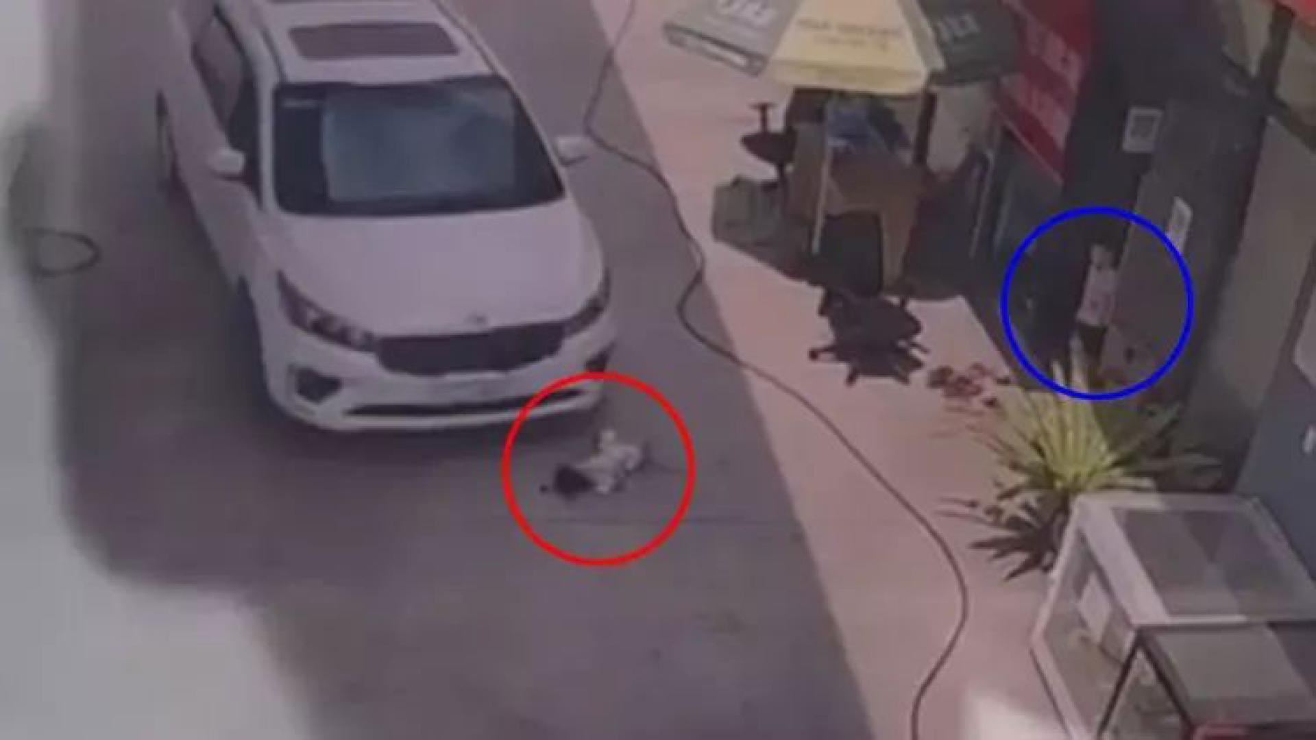 一名男童（蓝圈处）目击休旅车辗死2岁女孩（红圈处）的过程。